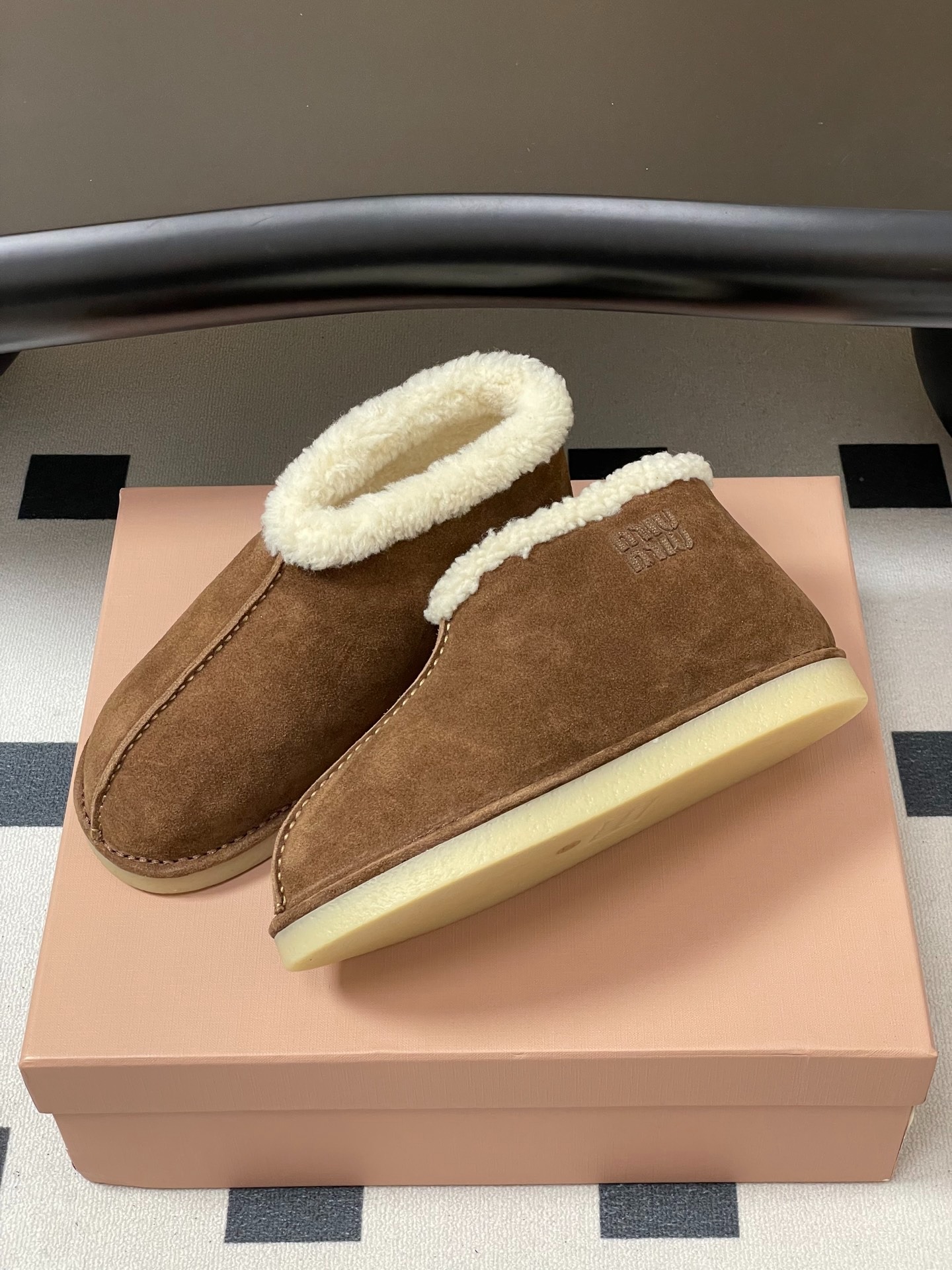 미우미우 신상 스웨이드 통굽 앵클부츠