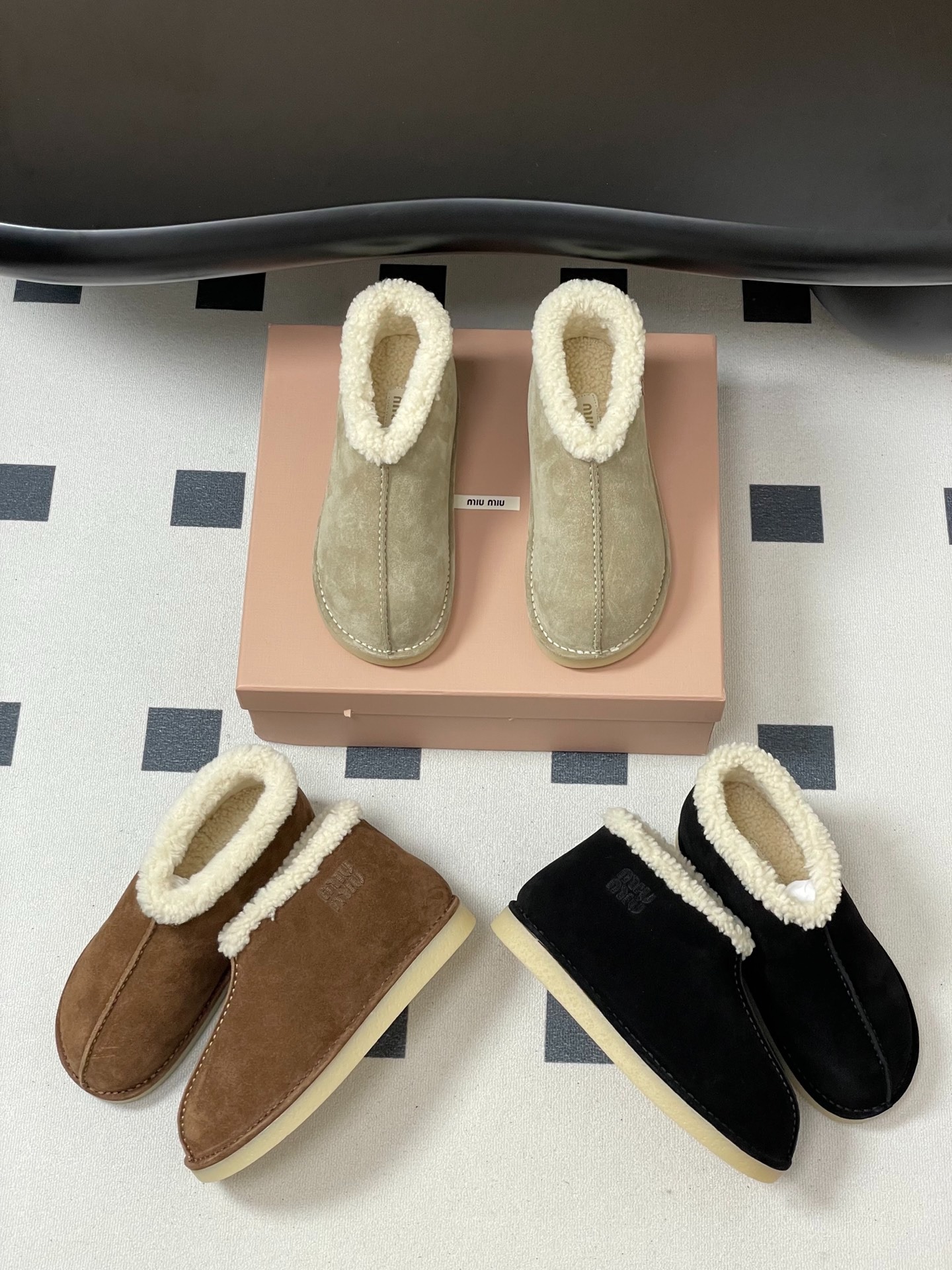 미우미우 신상 스웨이드 통굽 앵클부츠