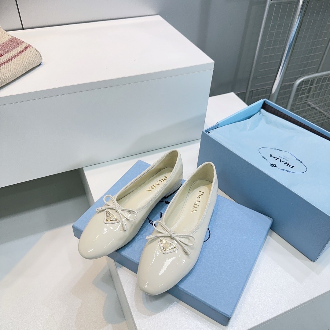 프라다 25 봄여름 신상 메리제인 플랫 슈즈