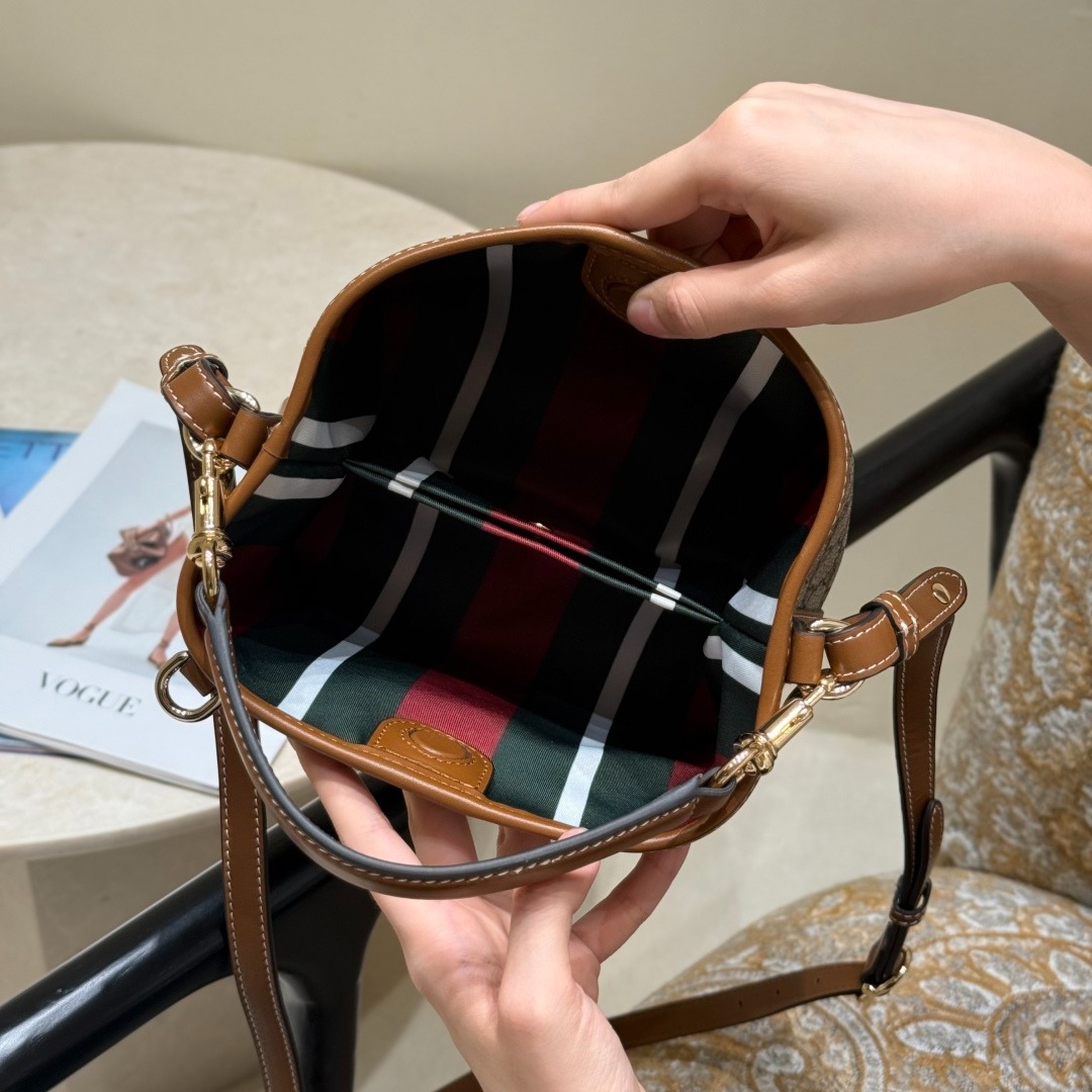 구찌 신상 엠블럼 스몰 버킷백