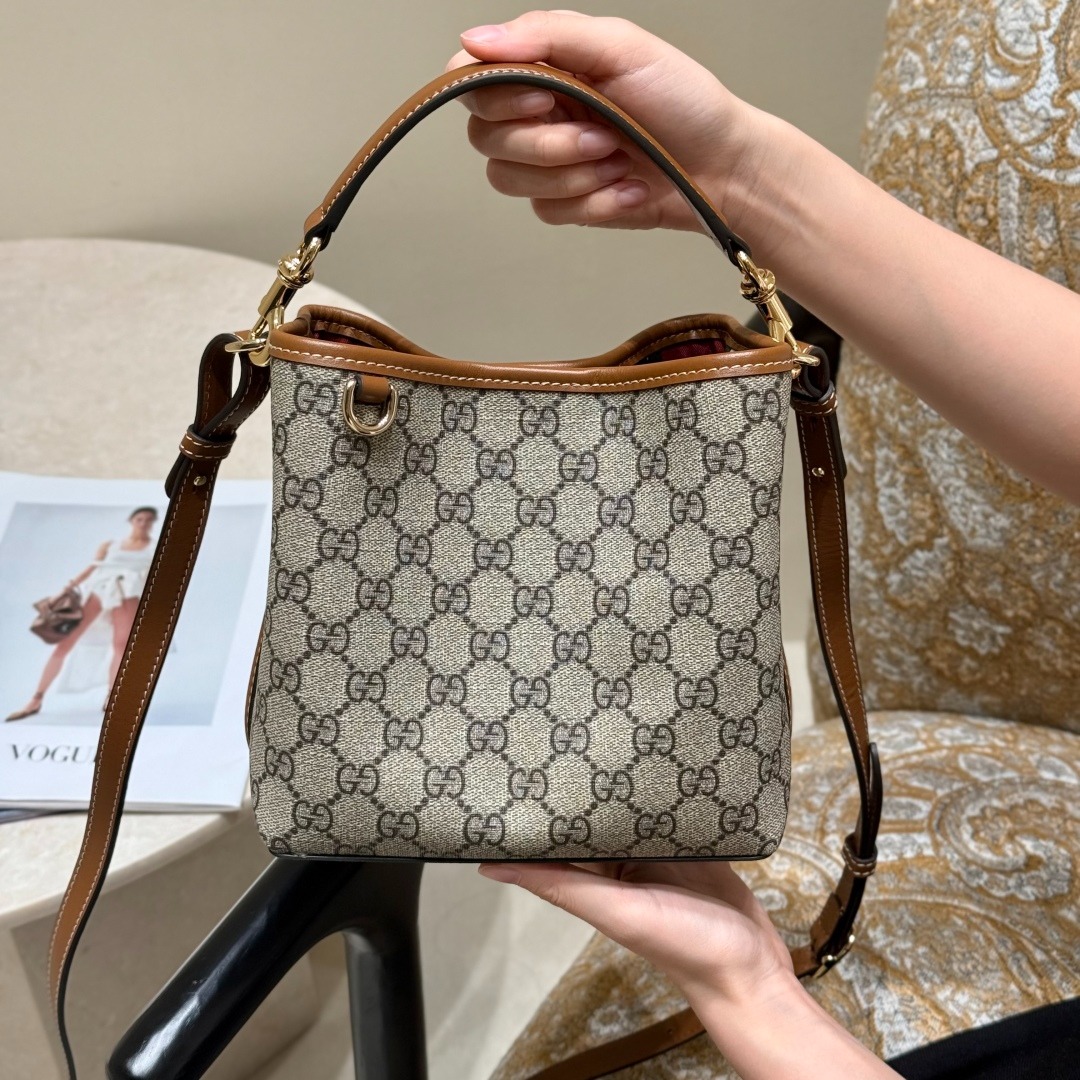 구찌 신상 엠블럼 스몰 버킷백