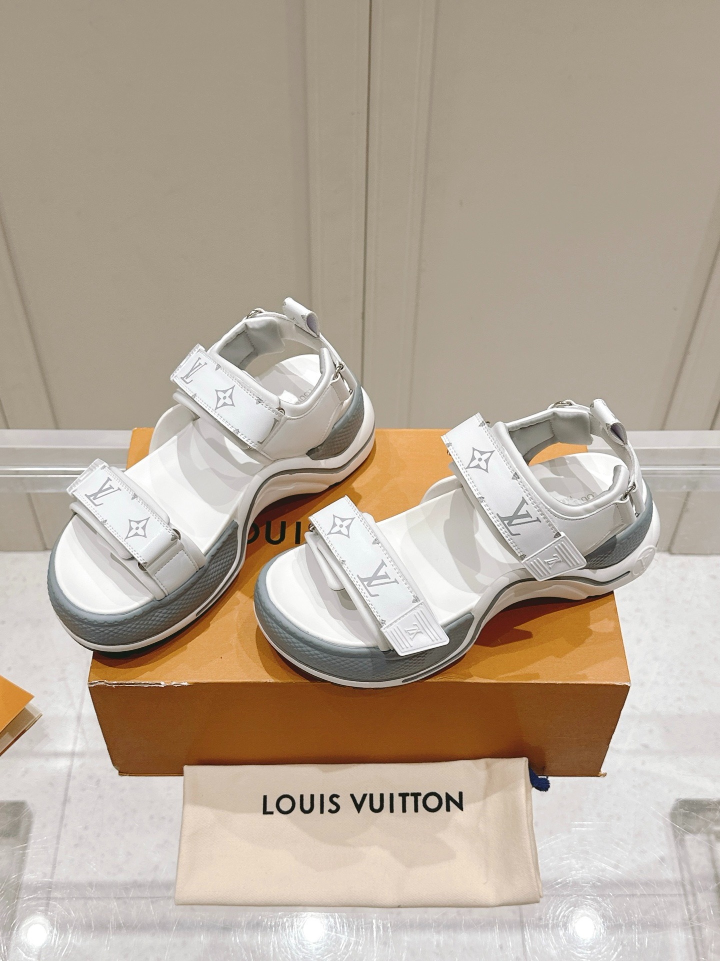 루이비통 2025 신상 아치형 벨크로 샌들