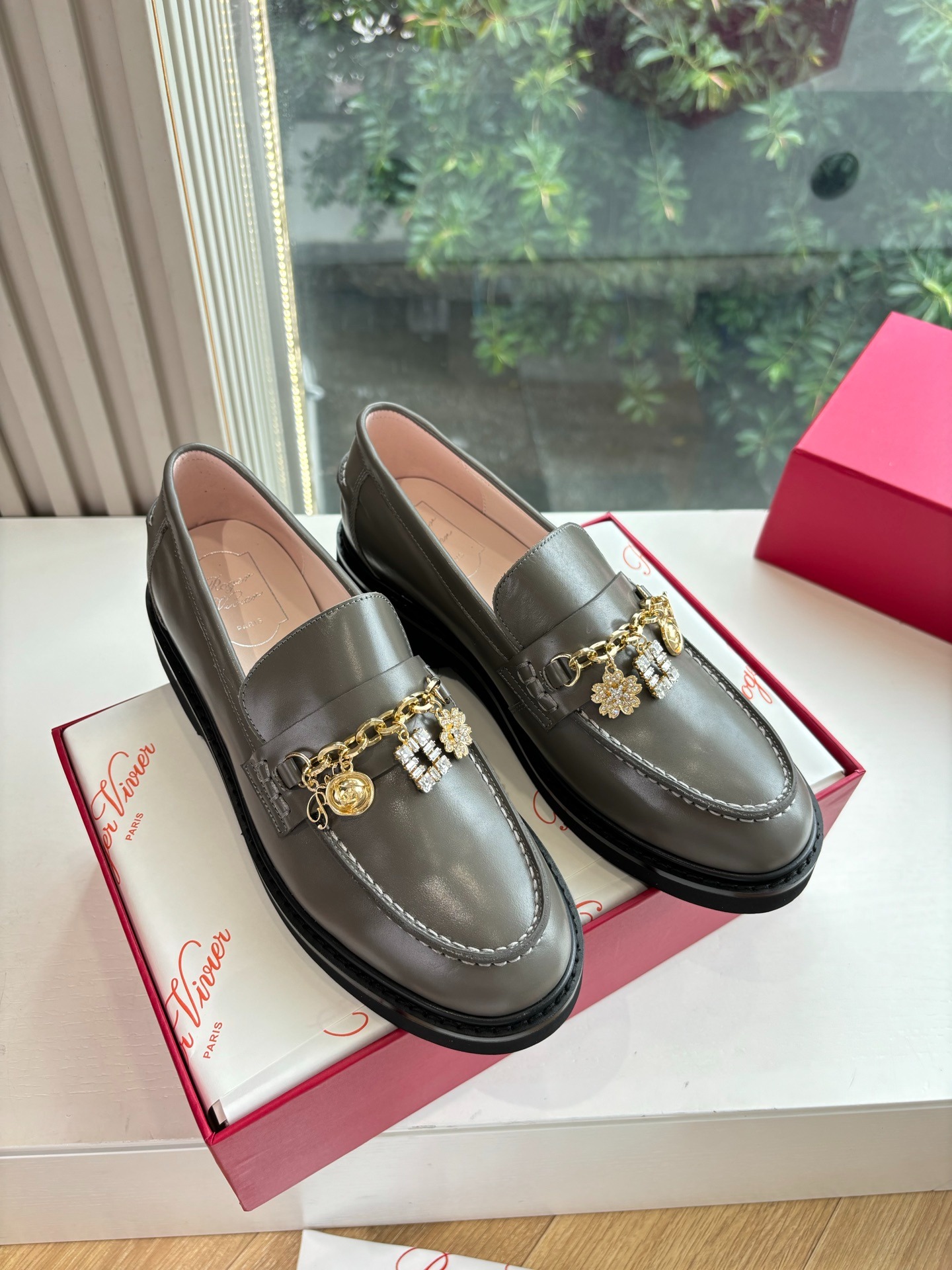 로저비비에 25ss 신상 큐빅 체인 로퍼