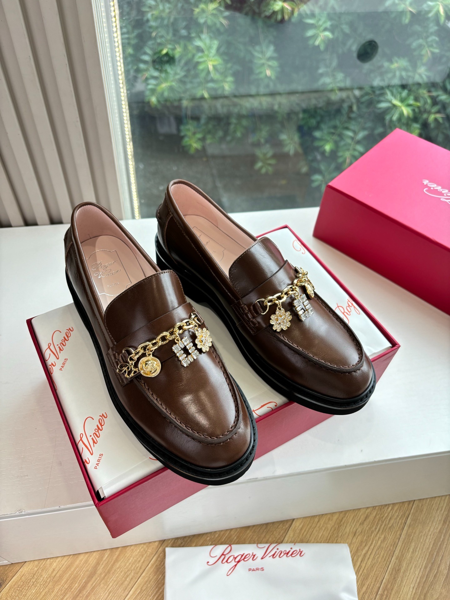 로저비비에 25ss 신상 큐빅 체인 로퍼