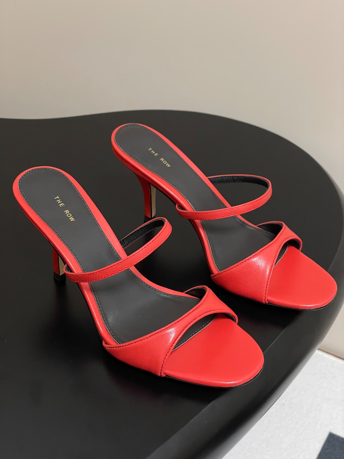 더로우 25s 봄여름 신상 심플 메탈가죽 통굽 샌들