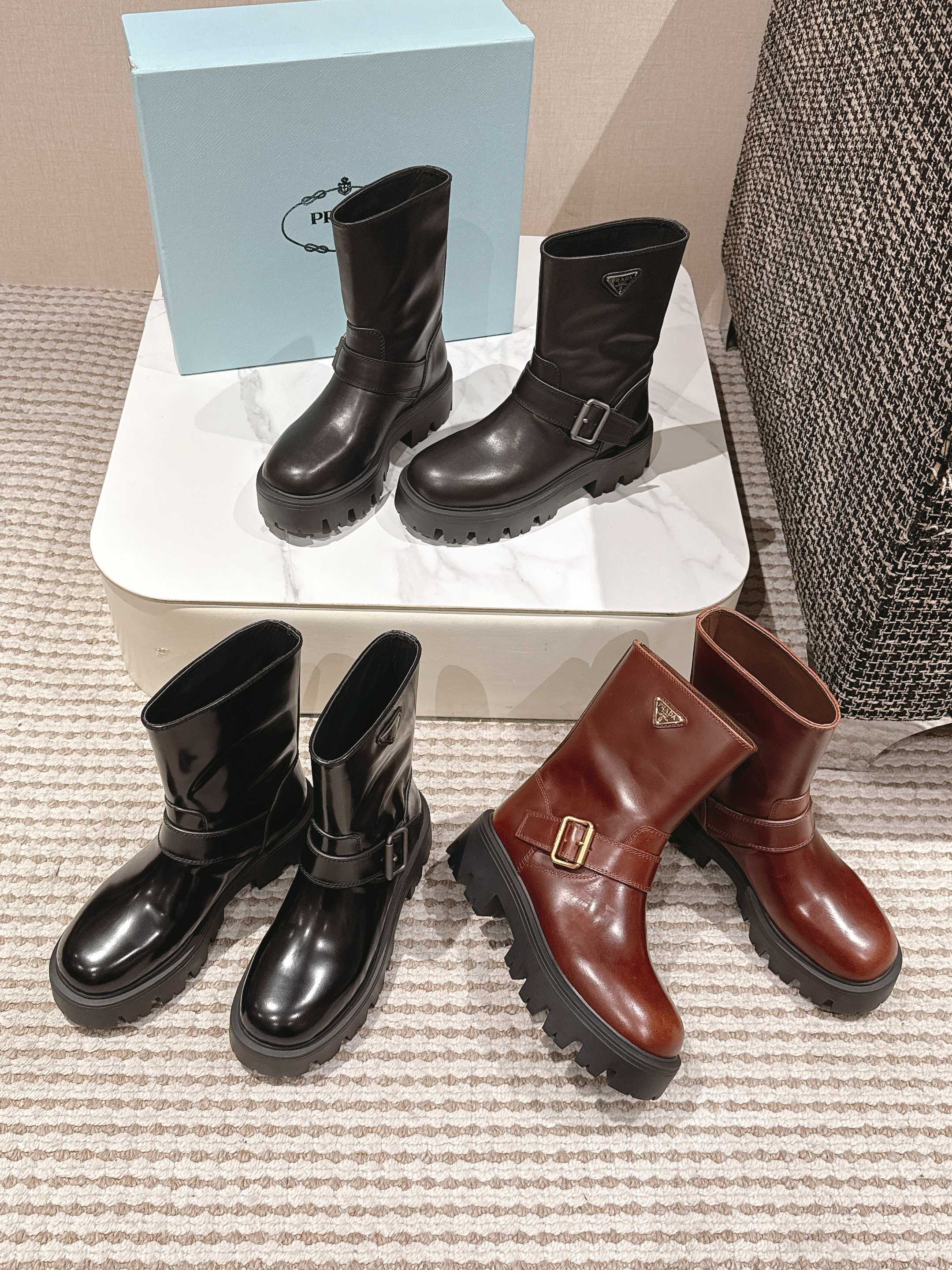 프라다 25 신상 클래식 통굽 앵클부츠