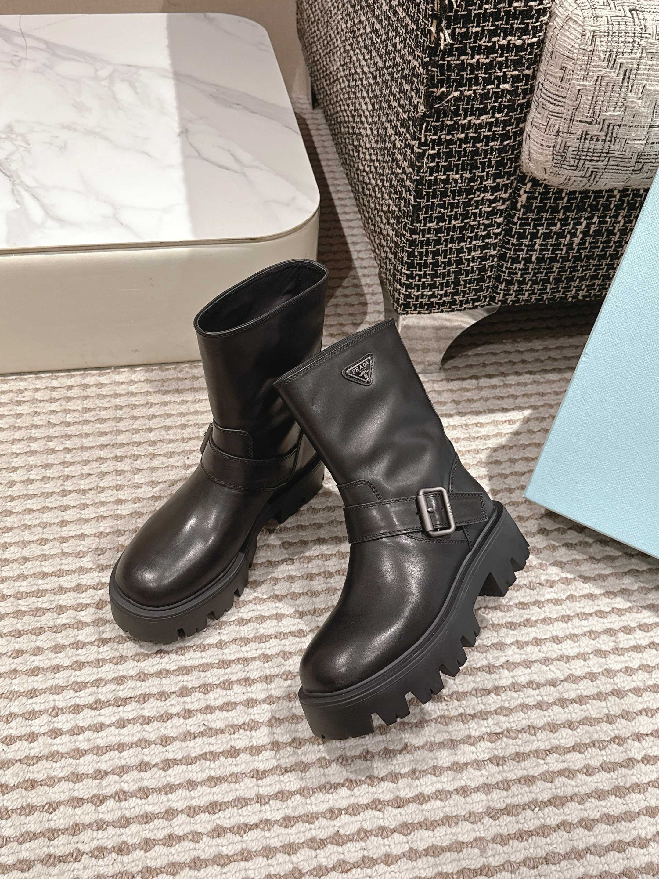 프라다 25 신상 클래식 통굽 앵클부츠