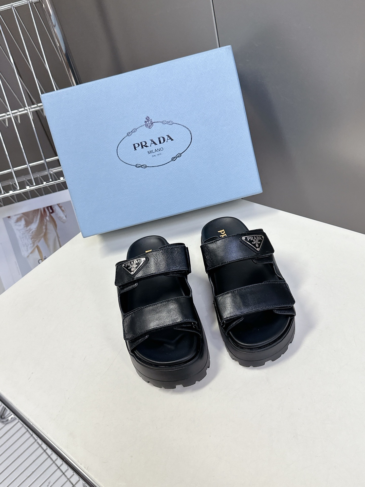 프라다 봄여름 신상 삼각로고 통굽 슬리퍼