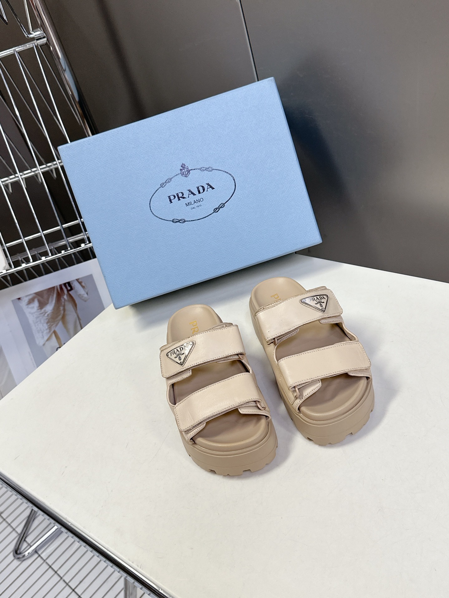 프라다 봄여름 신상 삼각로고 통굽 슬리퍼