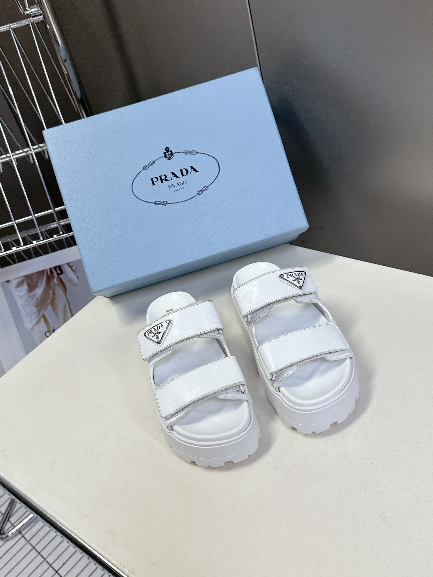 프라다 봄여름 신상 삼각로고 통굽 슬리퍼