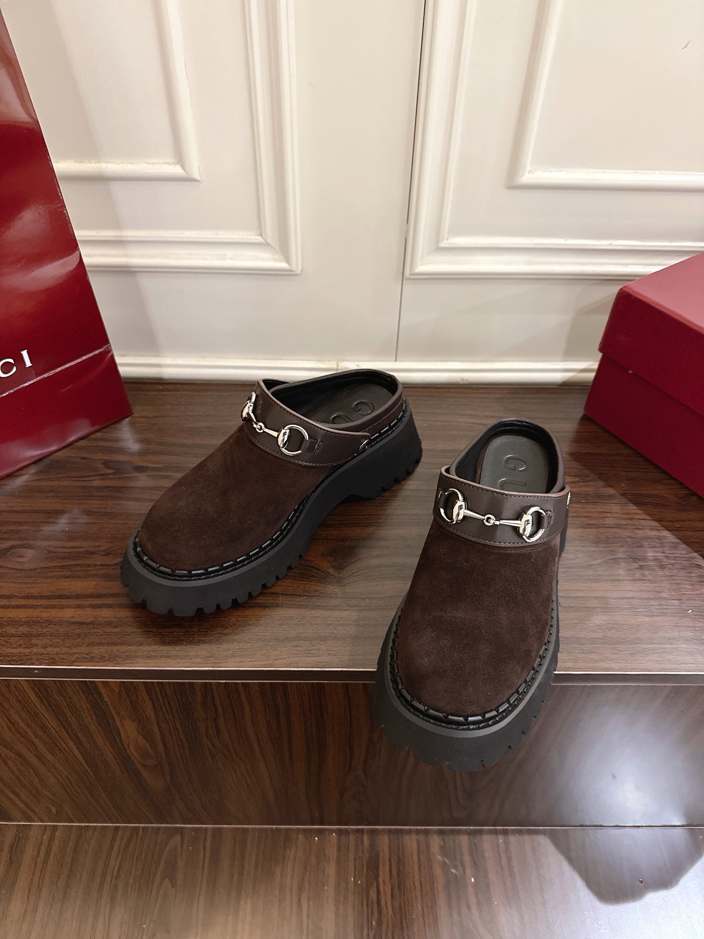 구찌 부클 뮬러 토오픈 슬리퍼