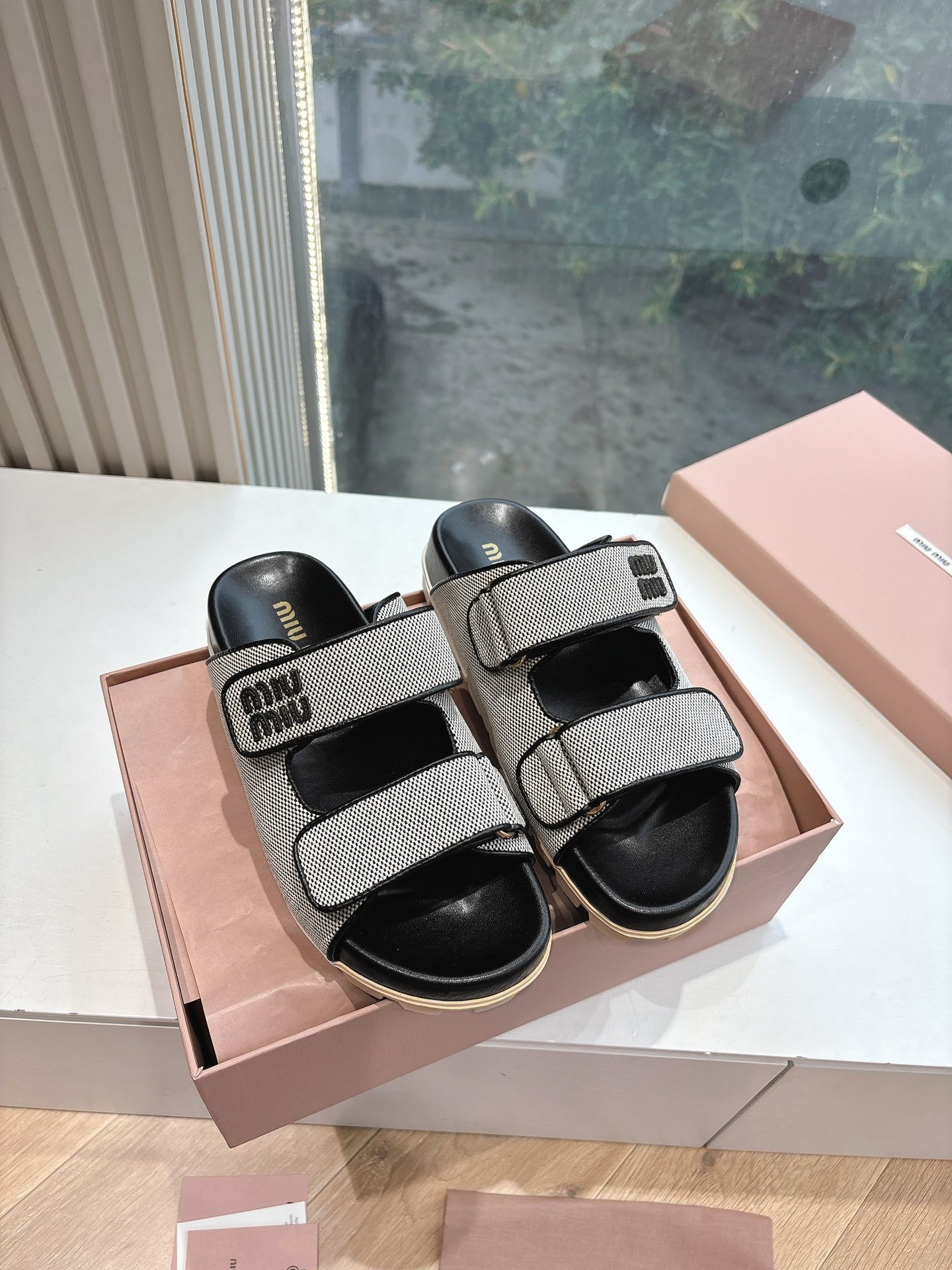 미우미우 신상 2025 봄여름 통굽 벨크로 슬리퍼 샌들