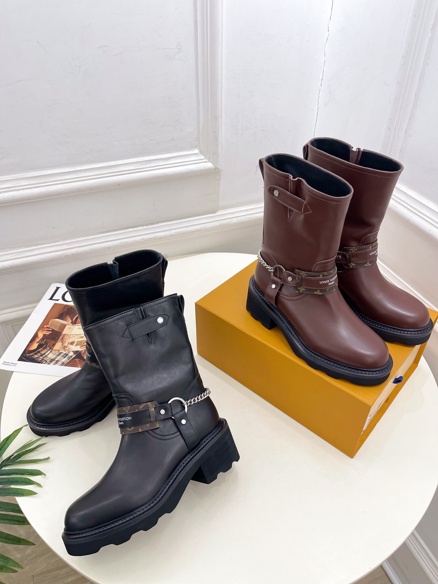 루이비통 25 신상 클래식 스트랩 라이더 부츠