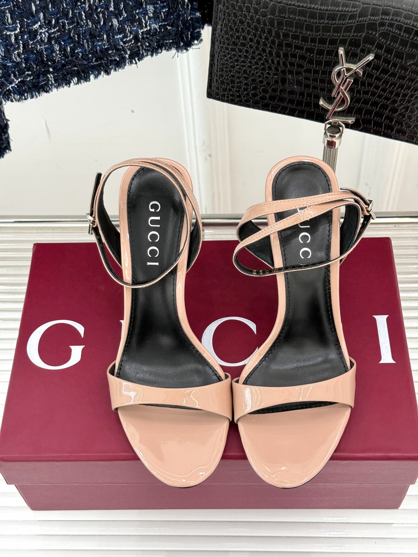 구찌 25S 신상 스틸레토 힐 일자 스트랩 샌들