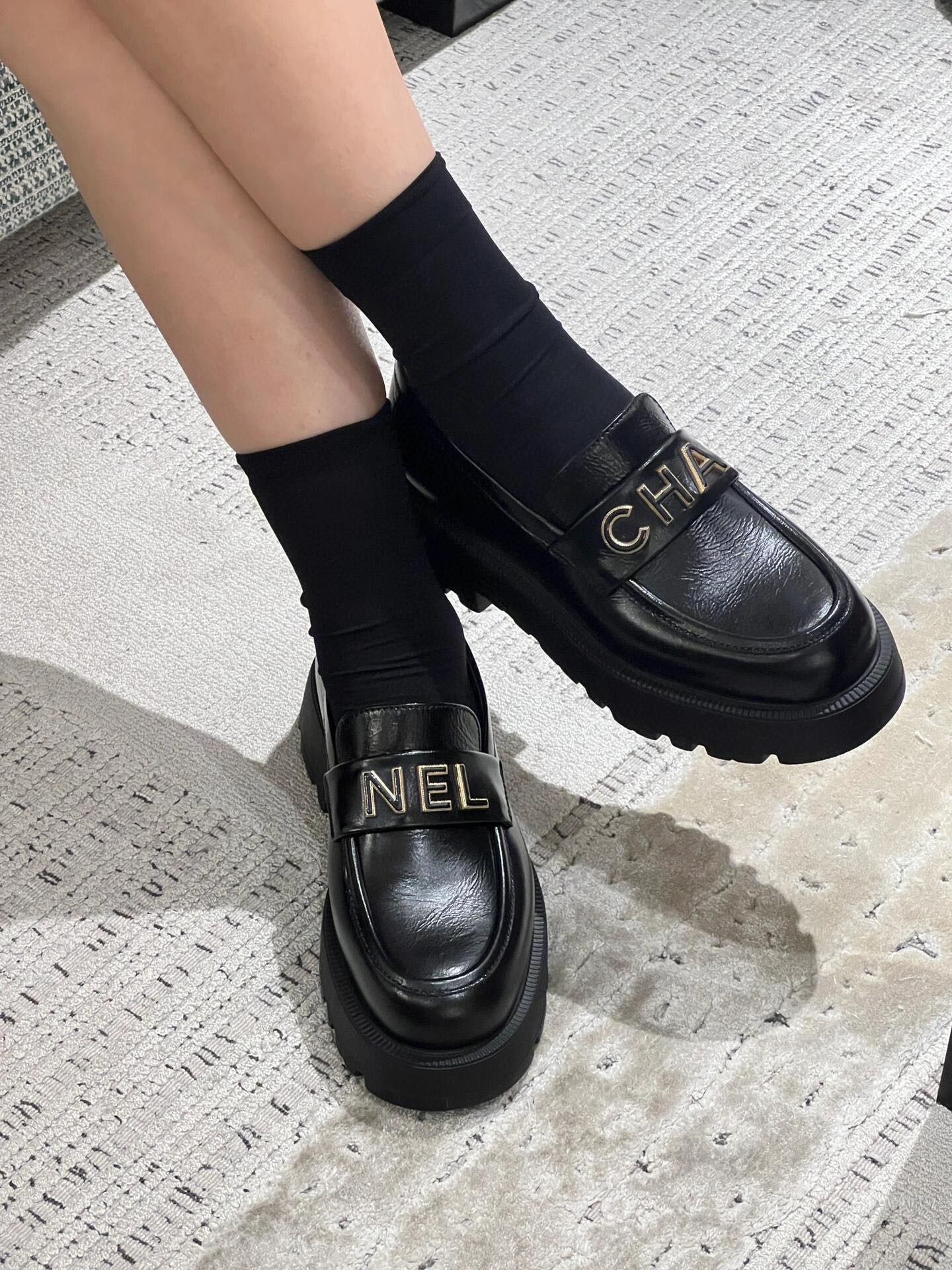 샤넬 신상 레터링 로퍼