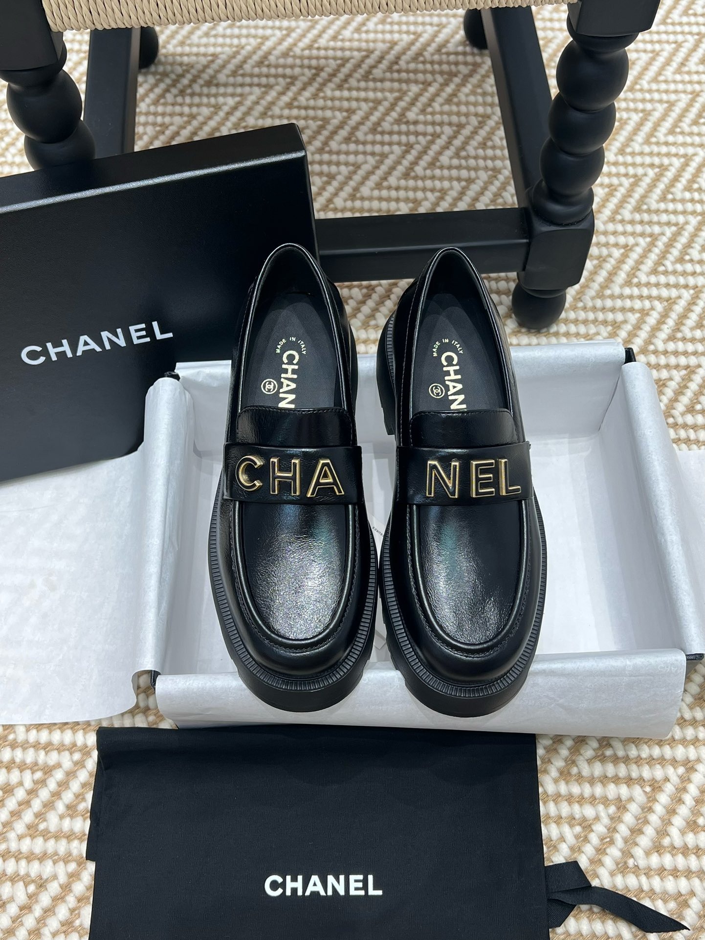 샤넬 신상 레터링 로퍼