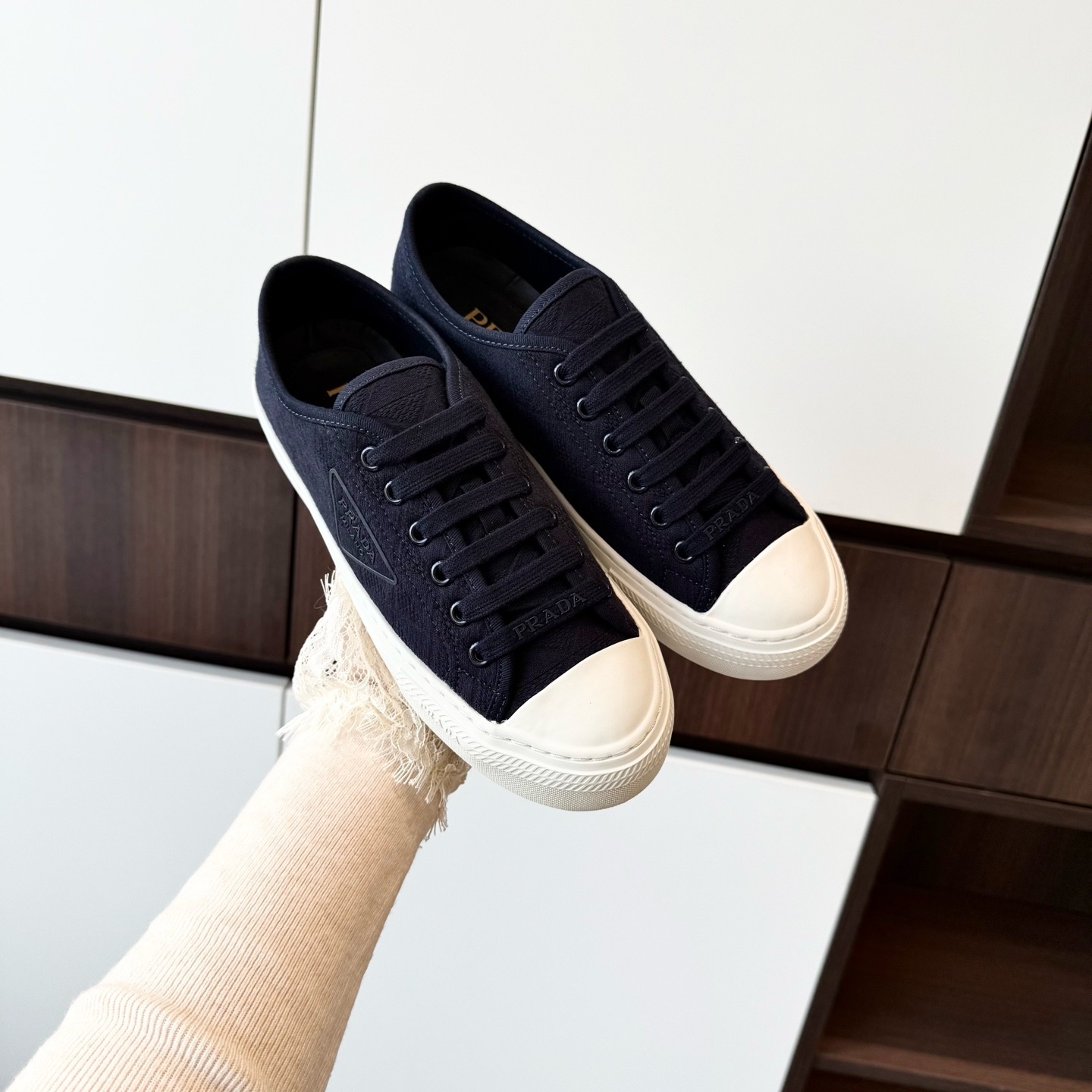 프라다 트라이앵글 로고 캔버스 스니커즈