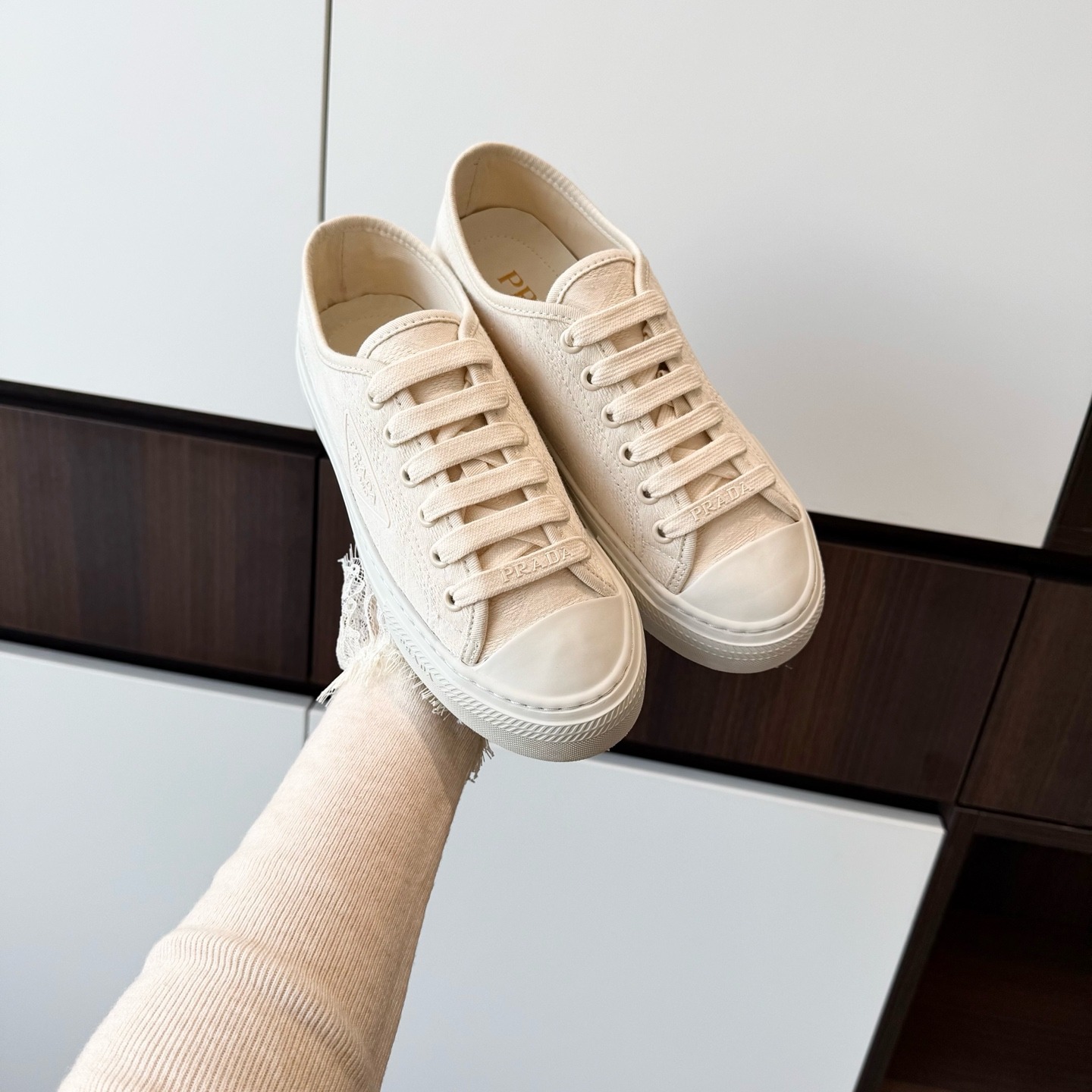 프라다 트라이앵글 로고 캔버스 스니커즈