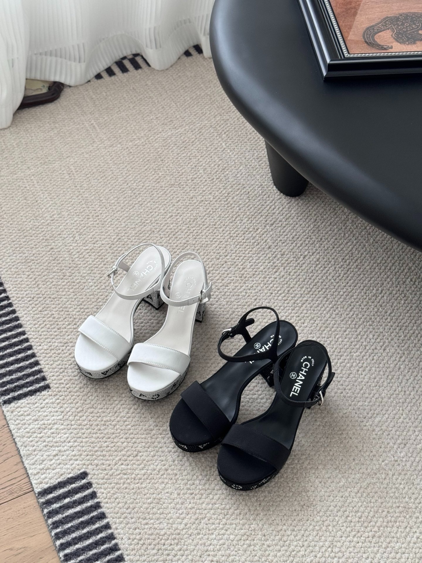 샤넬 25 이른 봄 핫픽스 샌들