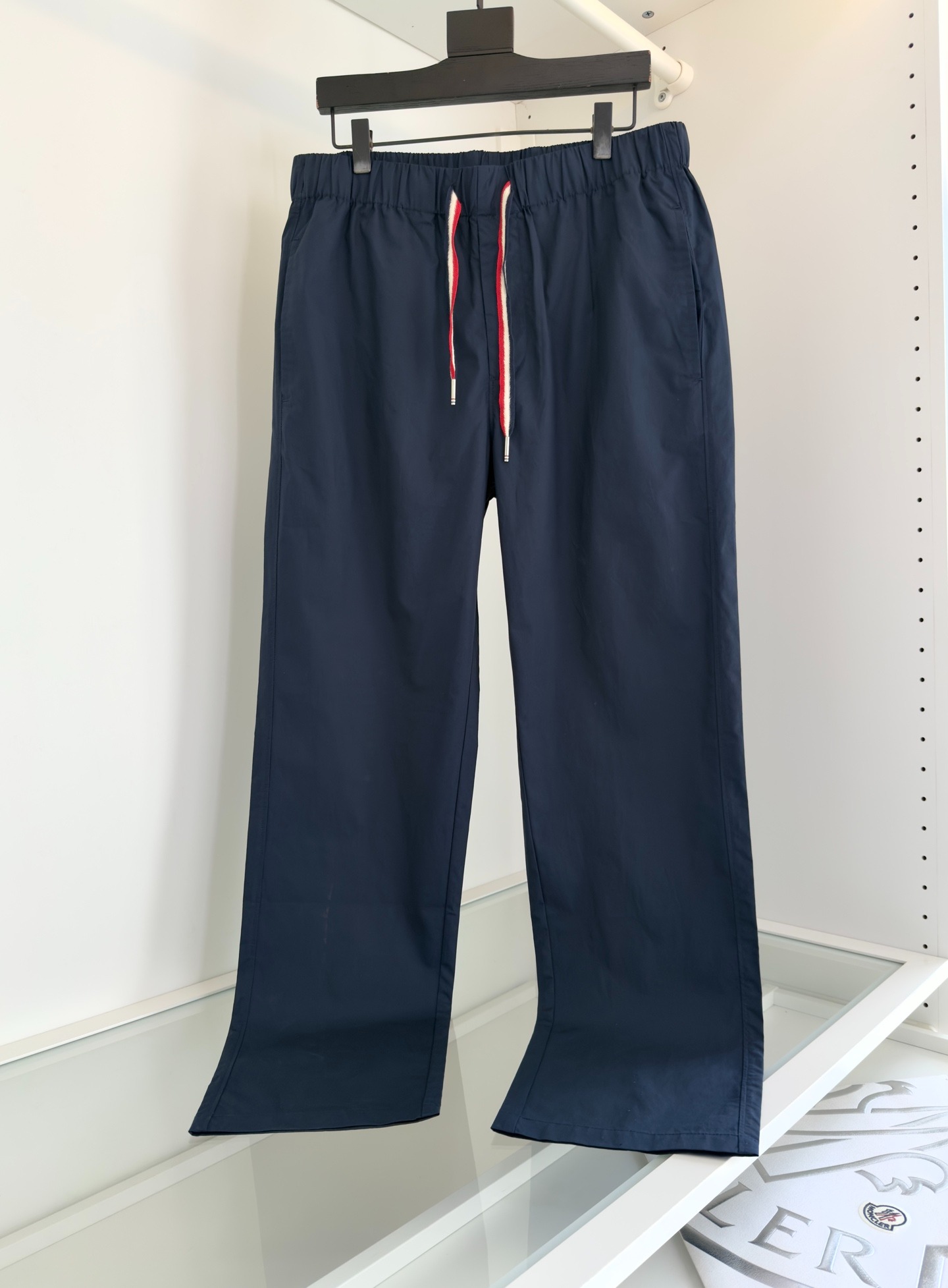 몽클레어 2025 봄여름 슬림핏 밴딩 캐주얼 팬츠