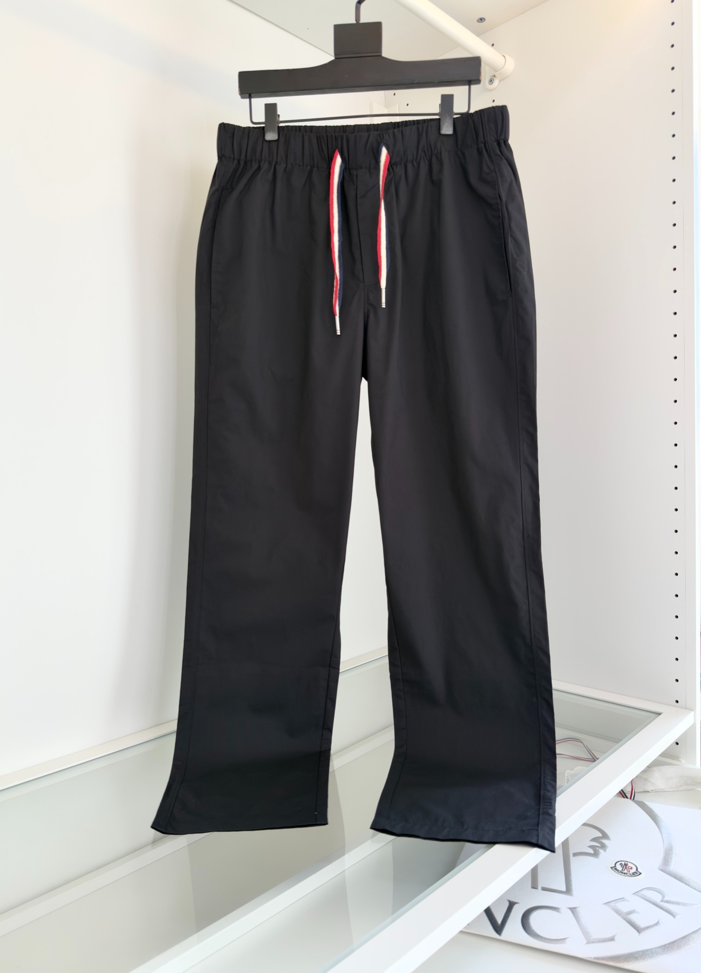 몽클레어 2025 봄여름 슬림핏 밴딩 캐주얼 팬츠