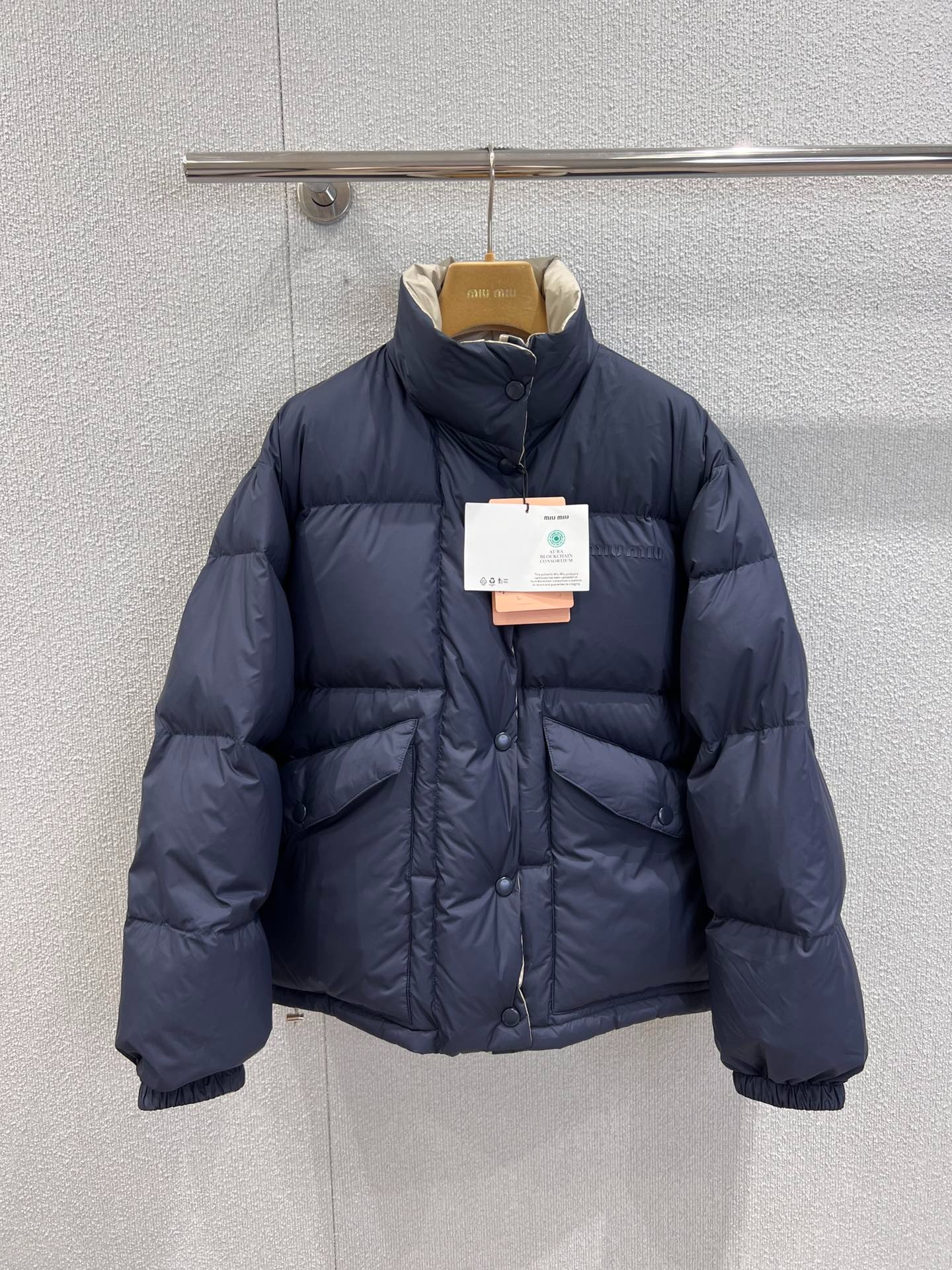 미우미우 25Fw 신상 로고 양면 패딩 코트