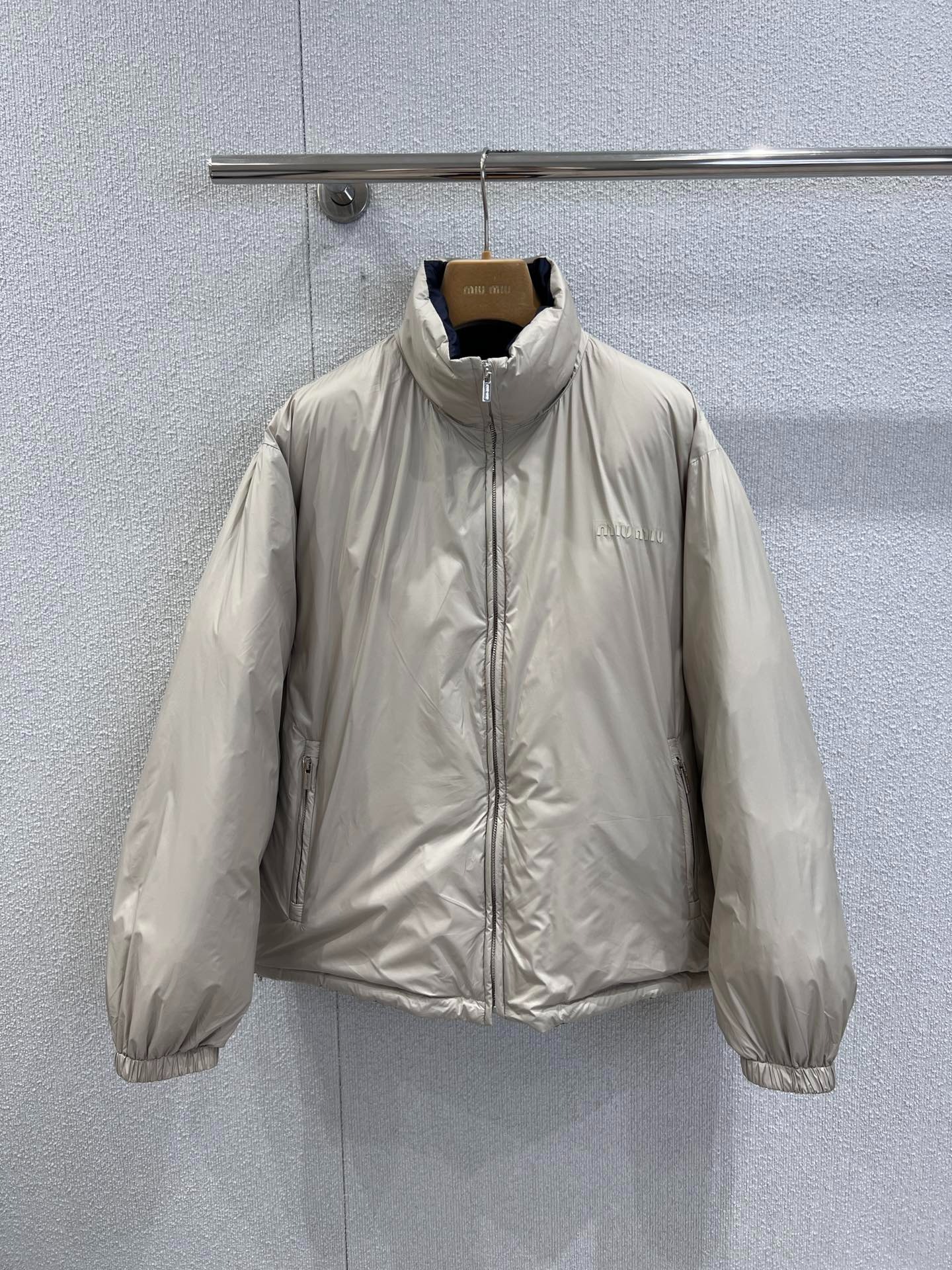 미우미우 25Fw 신상 로고 양면 패딩 코트