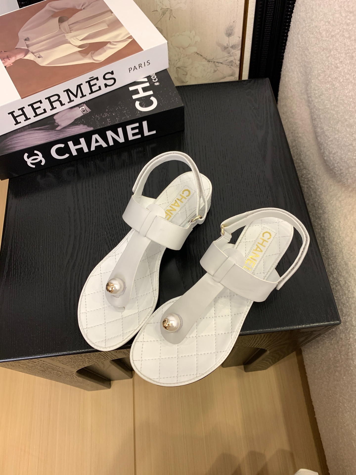 샤넬 2025 봄여름 최신 진주 버클 클래식 조리 샌들