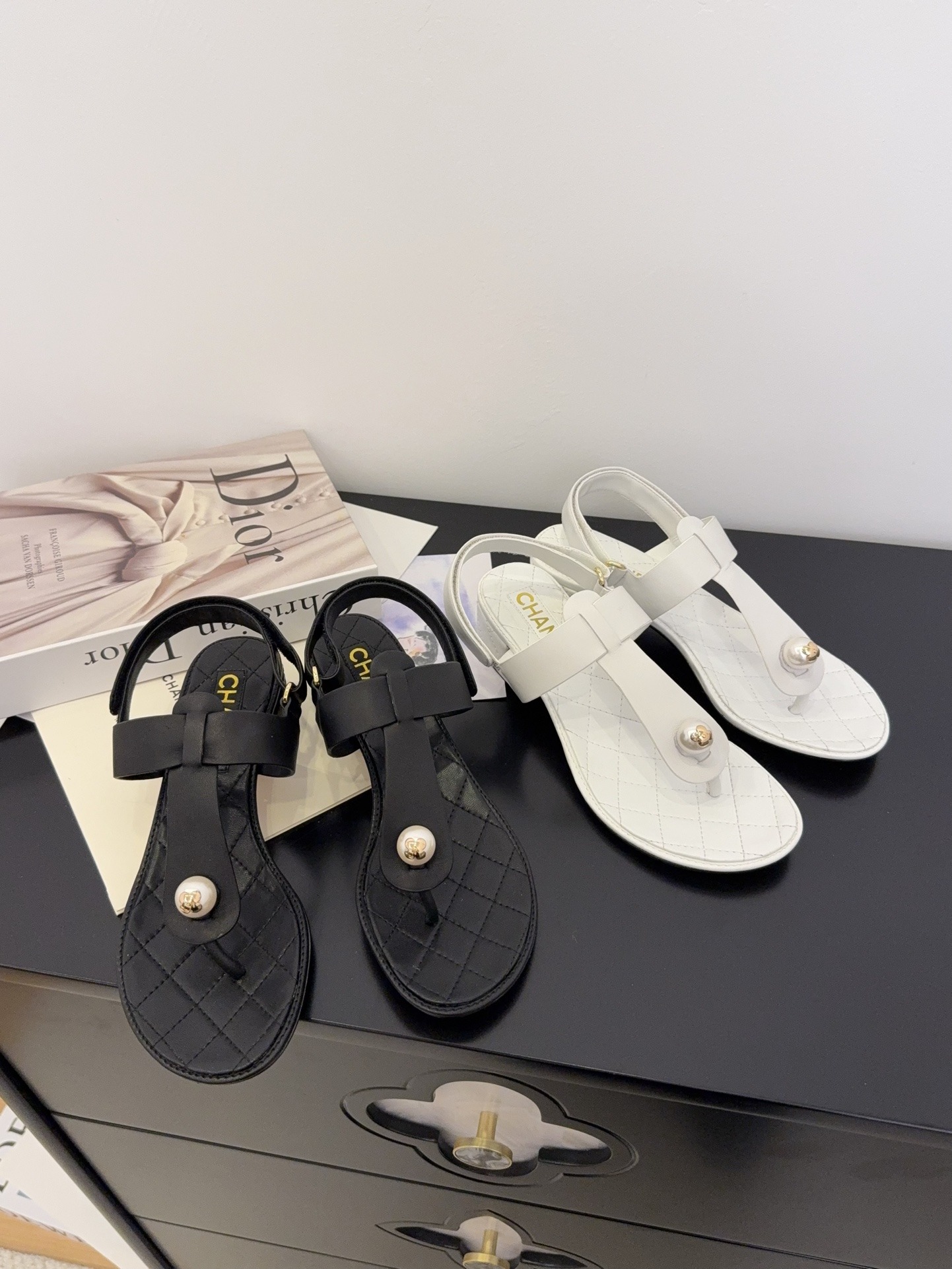 샤넬 2025 봄여름 최신 진주 버클 클래식 조리 샌들