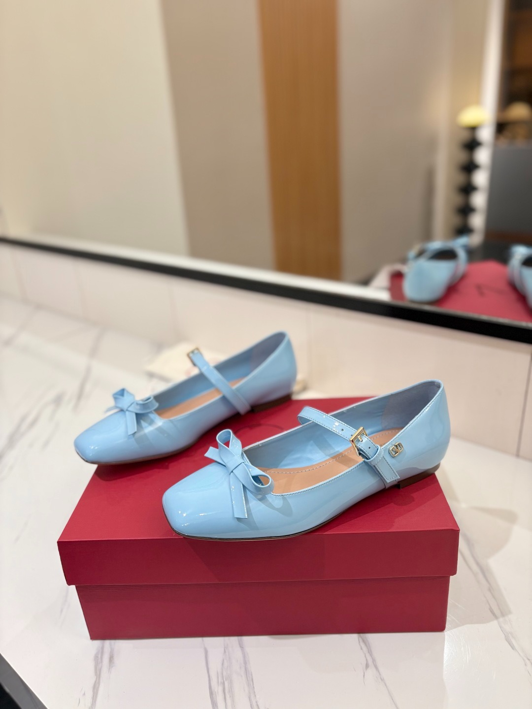 발렌티노 25ss 신상 리본 메리제인 플랫슈즈