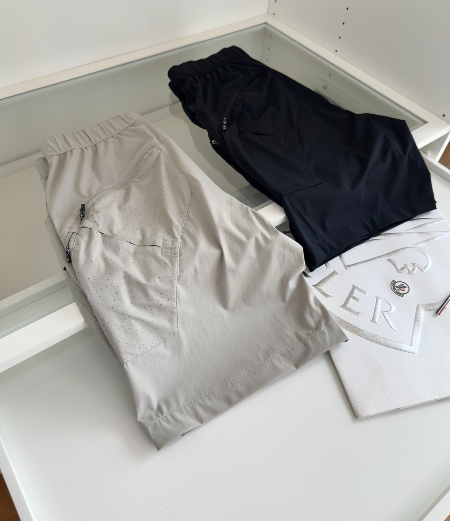 몽클레어 2025 봄여름 얇은 5부 숏팬츠