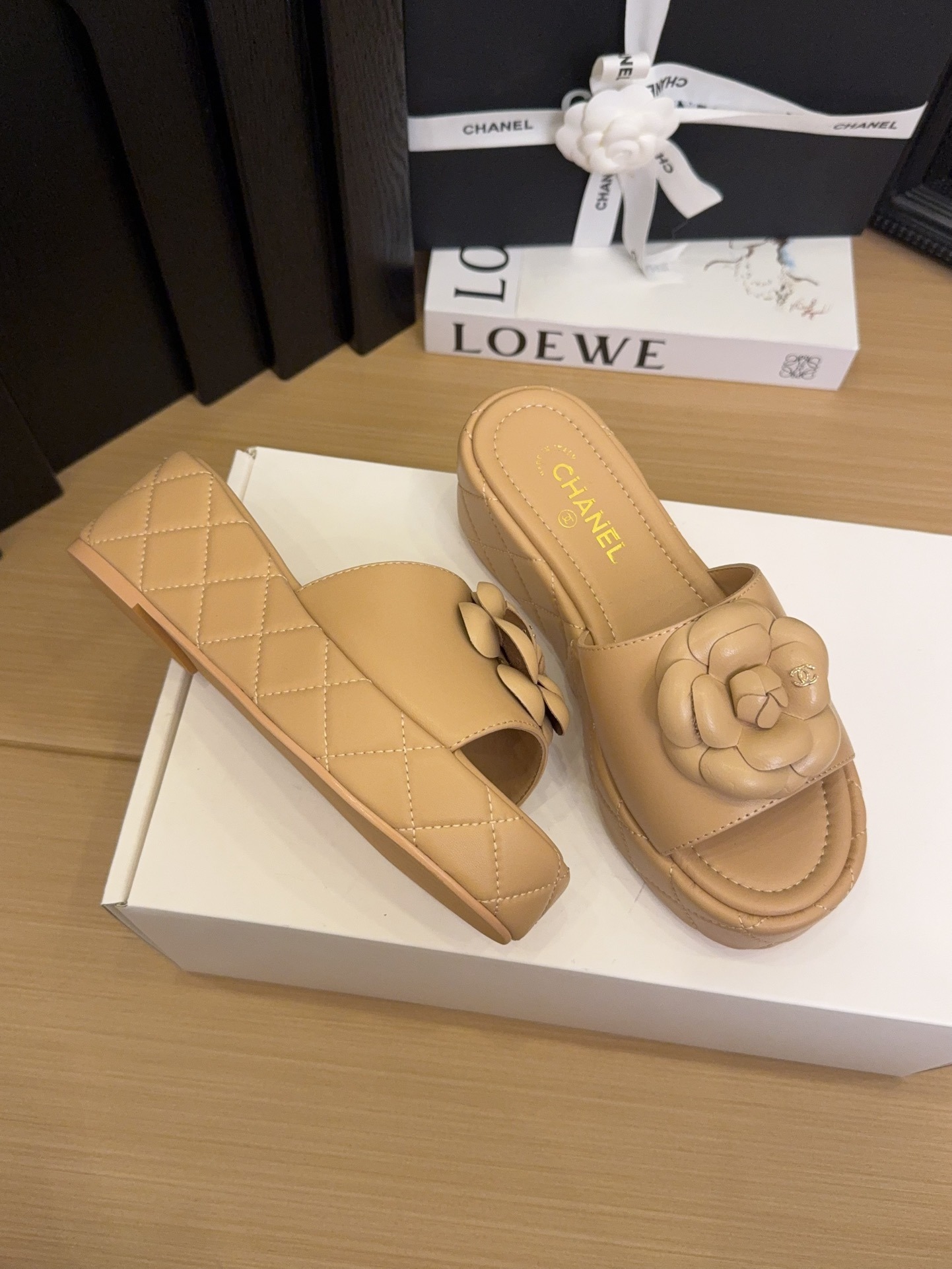 샤넬 25 신상 버클 웨지 슬리퍼