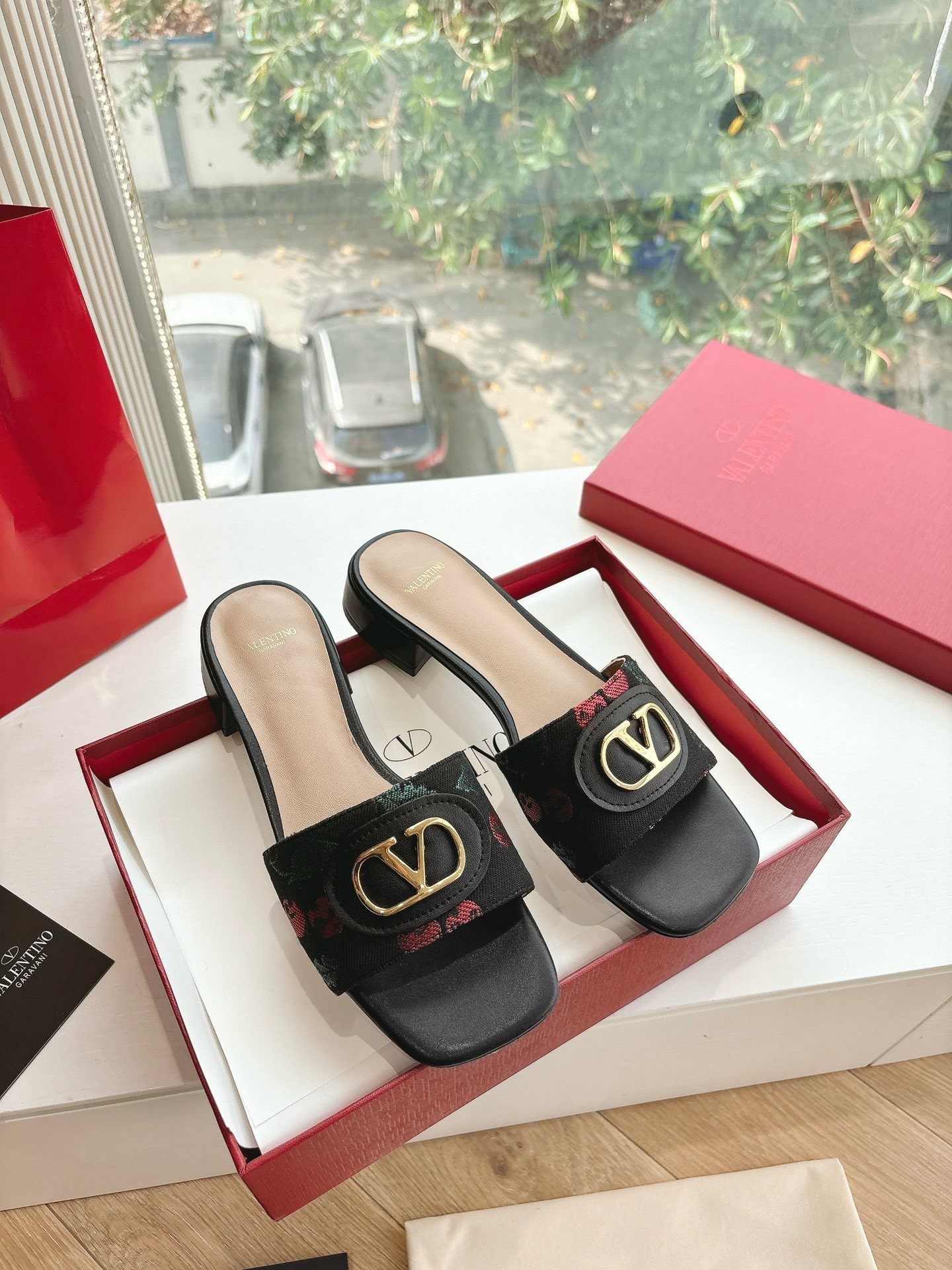 발렌티노 클래식 2025 봄여름 메탈릭 슬리퍼