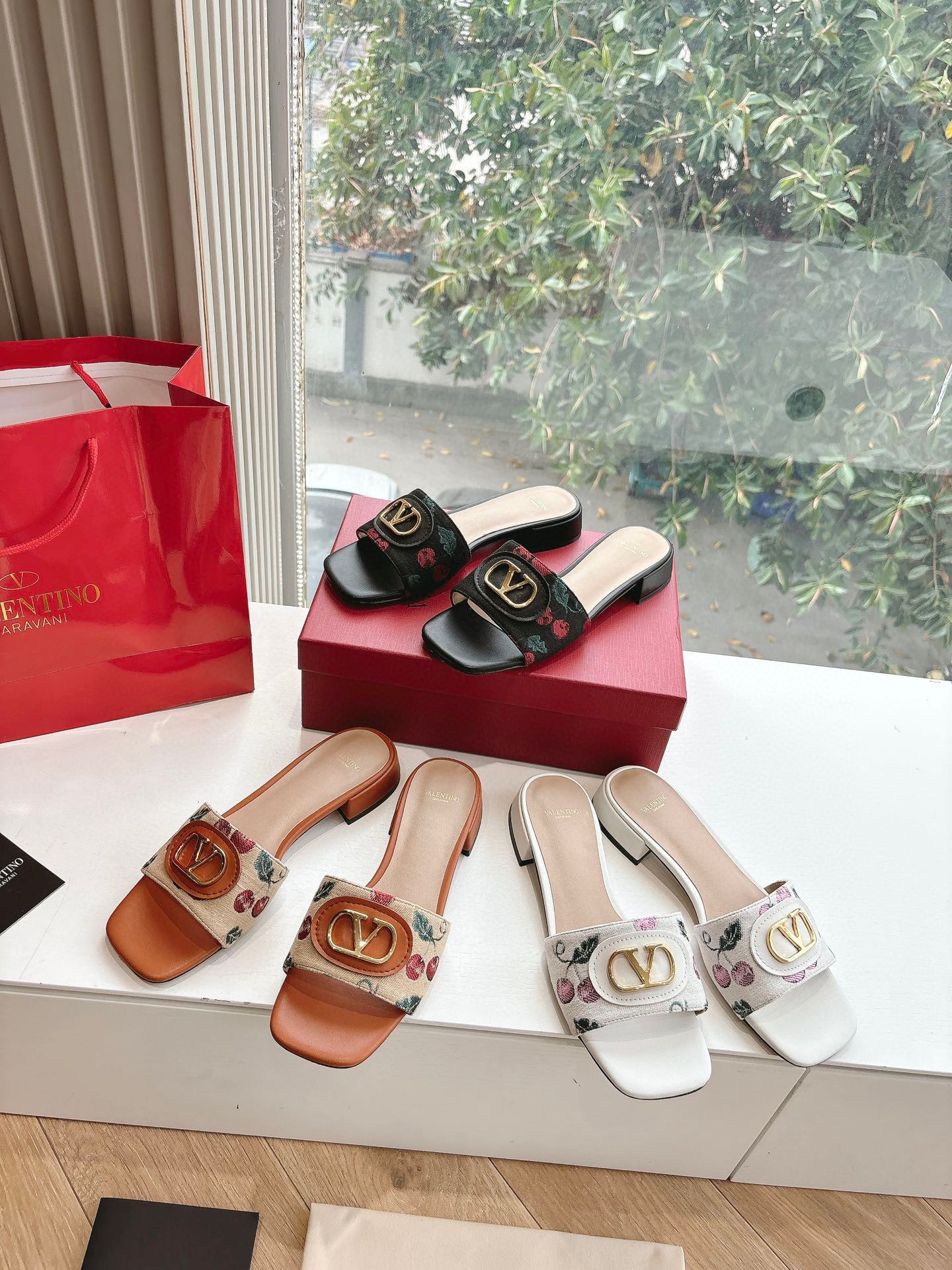 발렌티노 클래식 2025 봄여름 메탈릭 슬리퍼