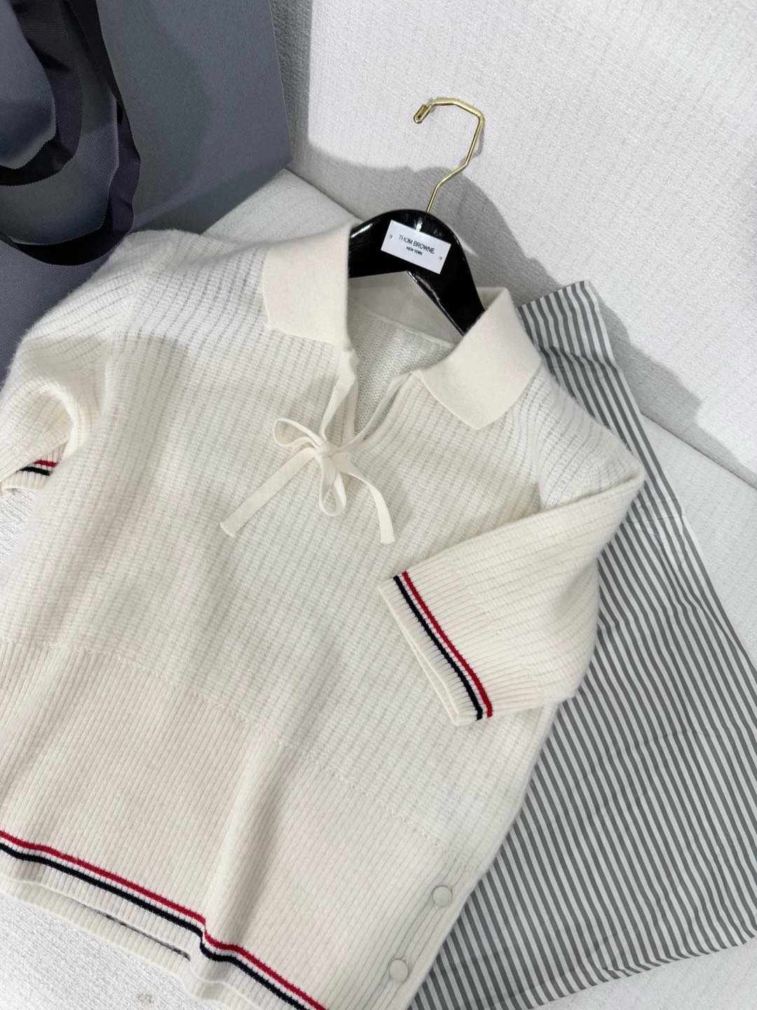 톰브라운 울 키홀 폴로 니트