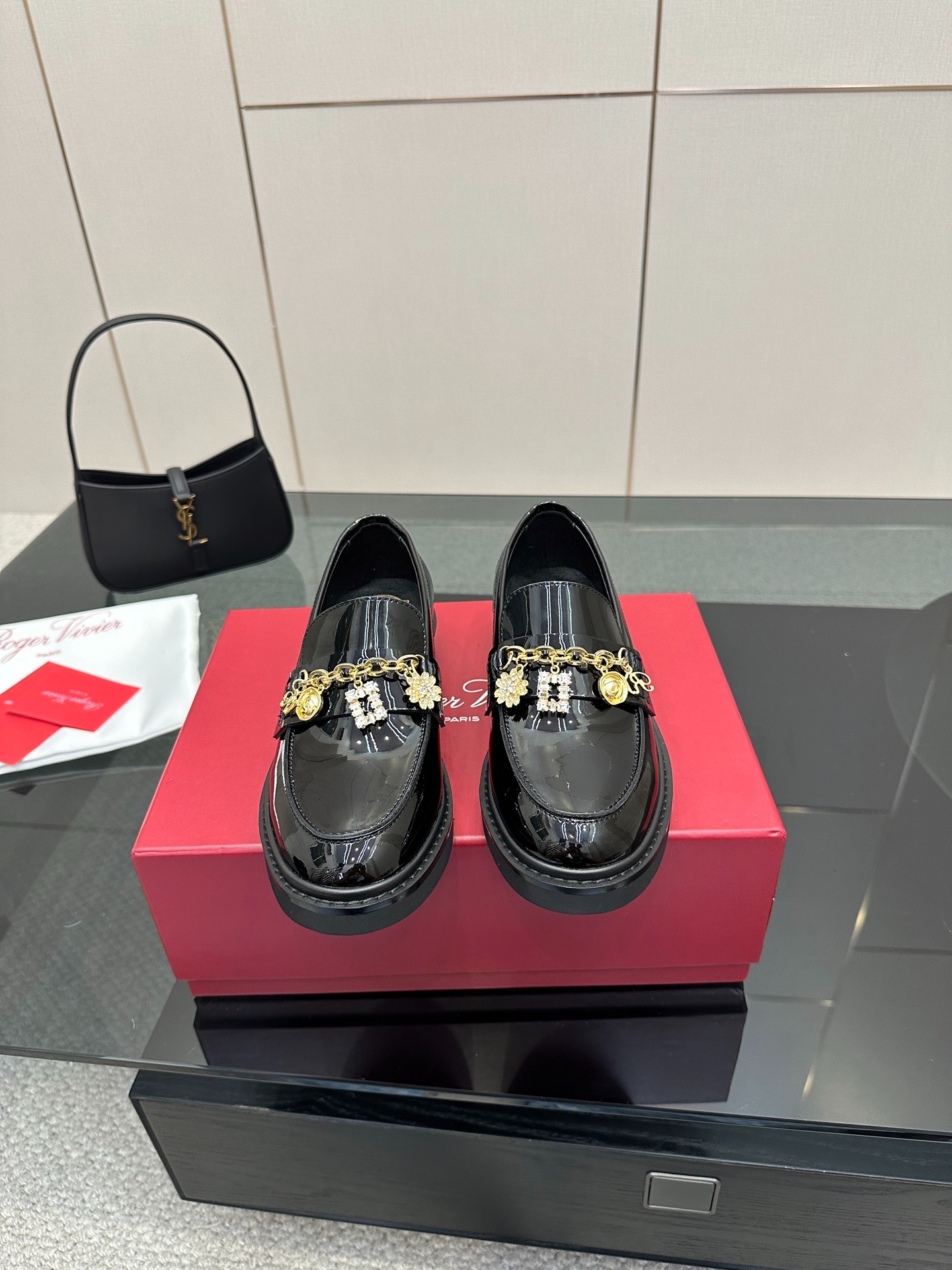 로저비비에 25ss 신상 큐빅 체인 로퍼