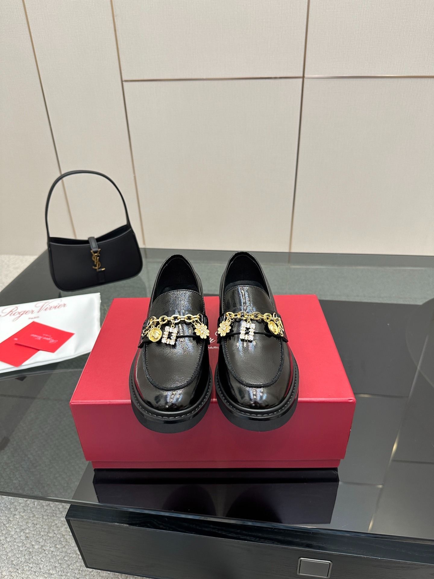 로저비비에 25ss 신상 큐빅 체인 로퍼