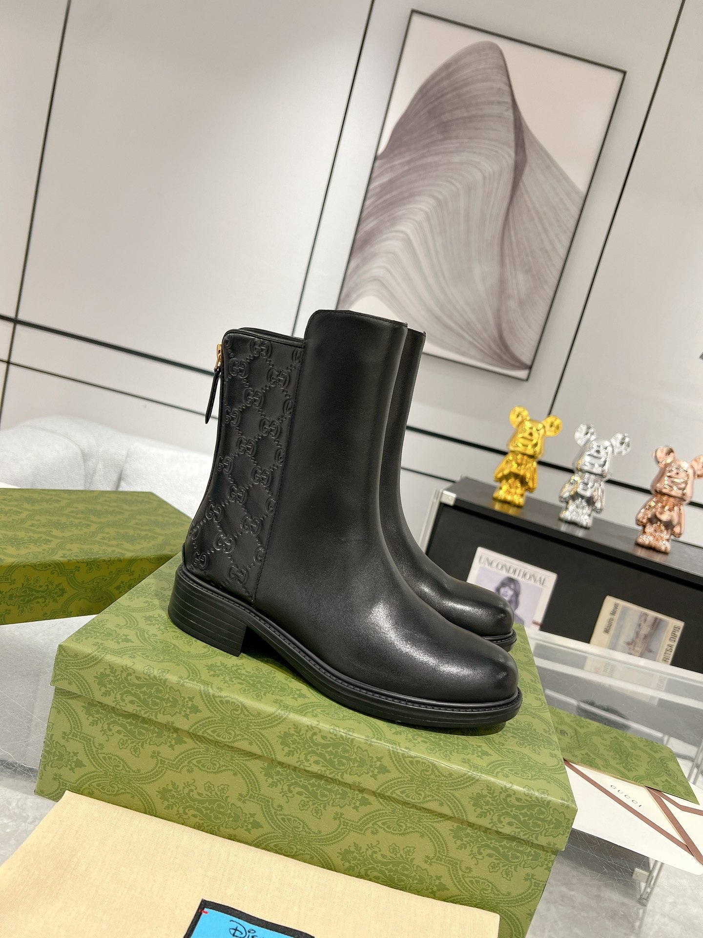 구찌 클래식 소가죽 엠보싱 부츠