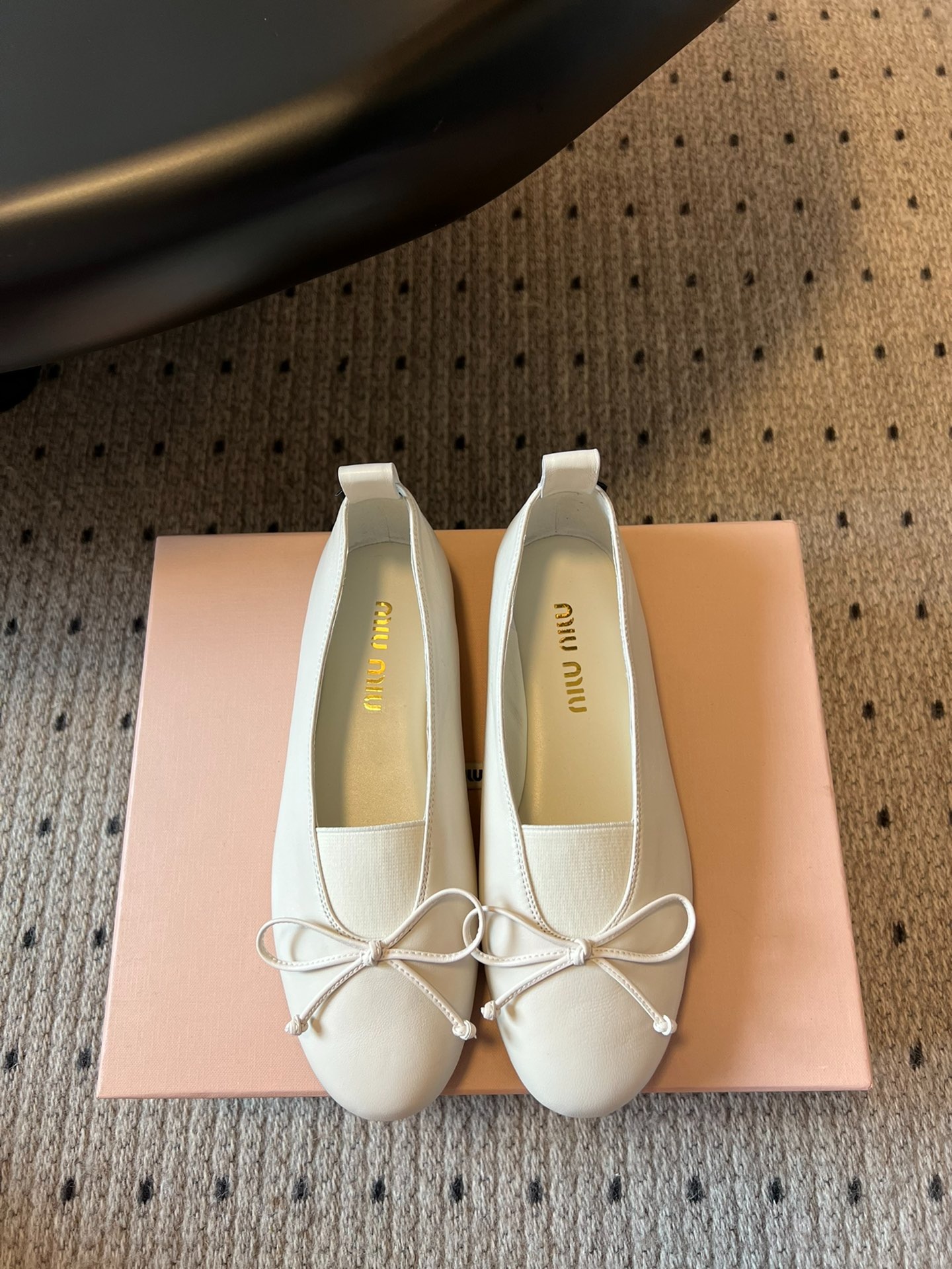 미우미우 25ss 신상 라운드 리본 슈즈