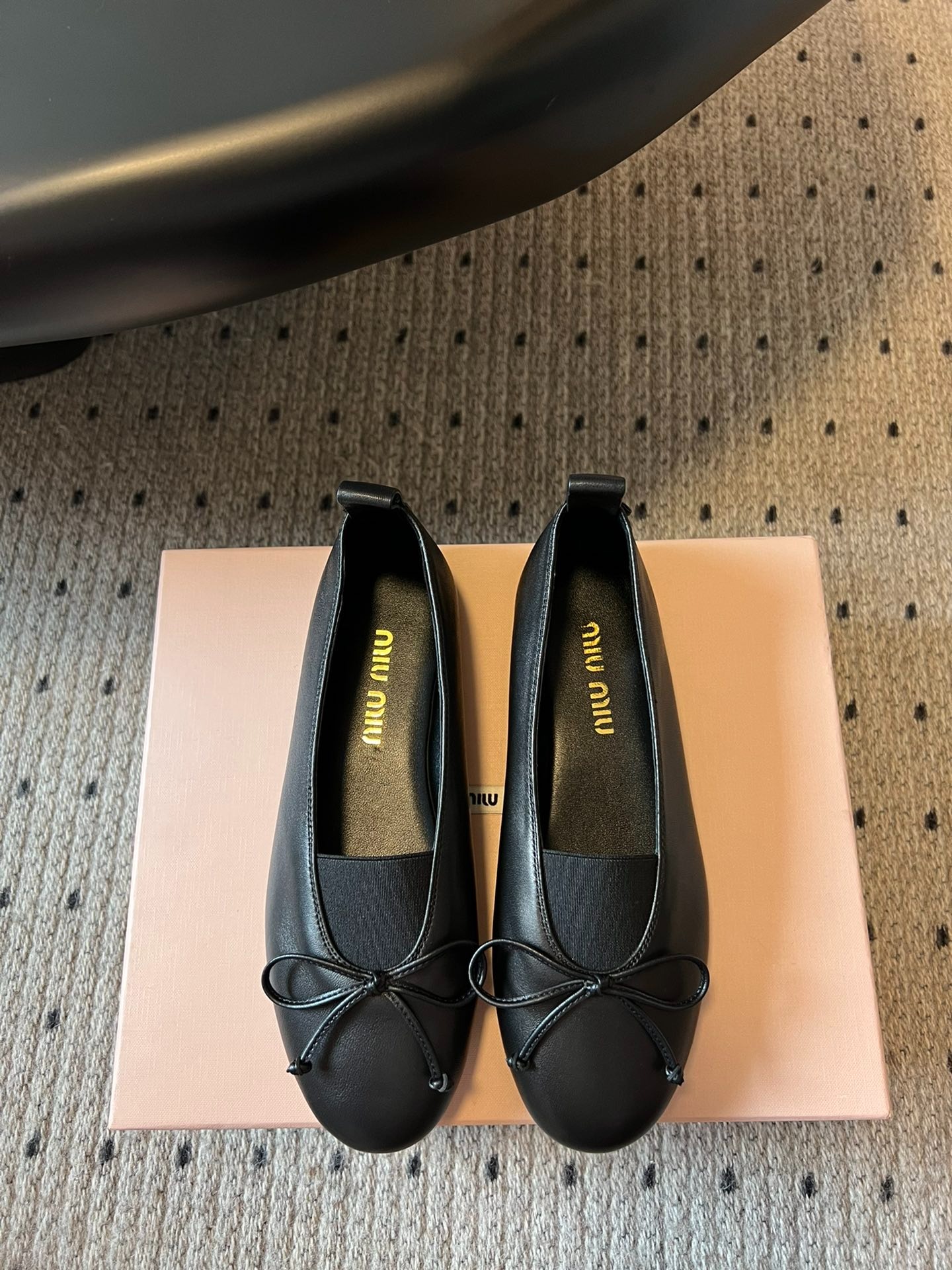 미우미우 25ss 신상 라운드 리본 슈즈