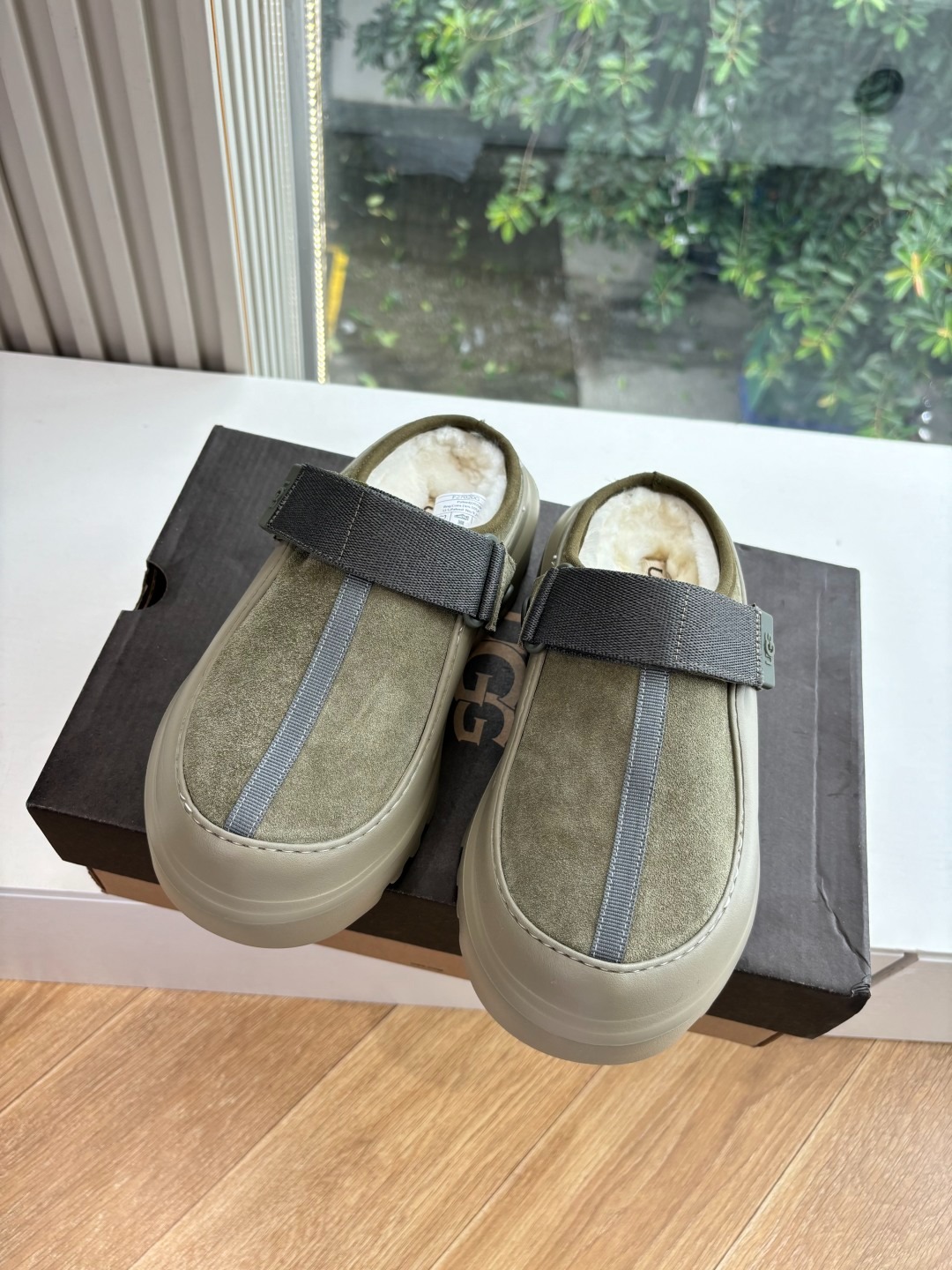 어그 신상 가죽 슬리퍼