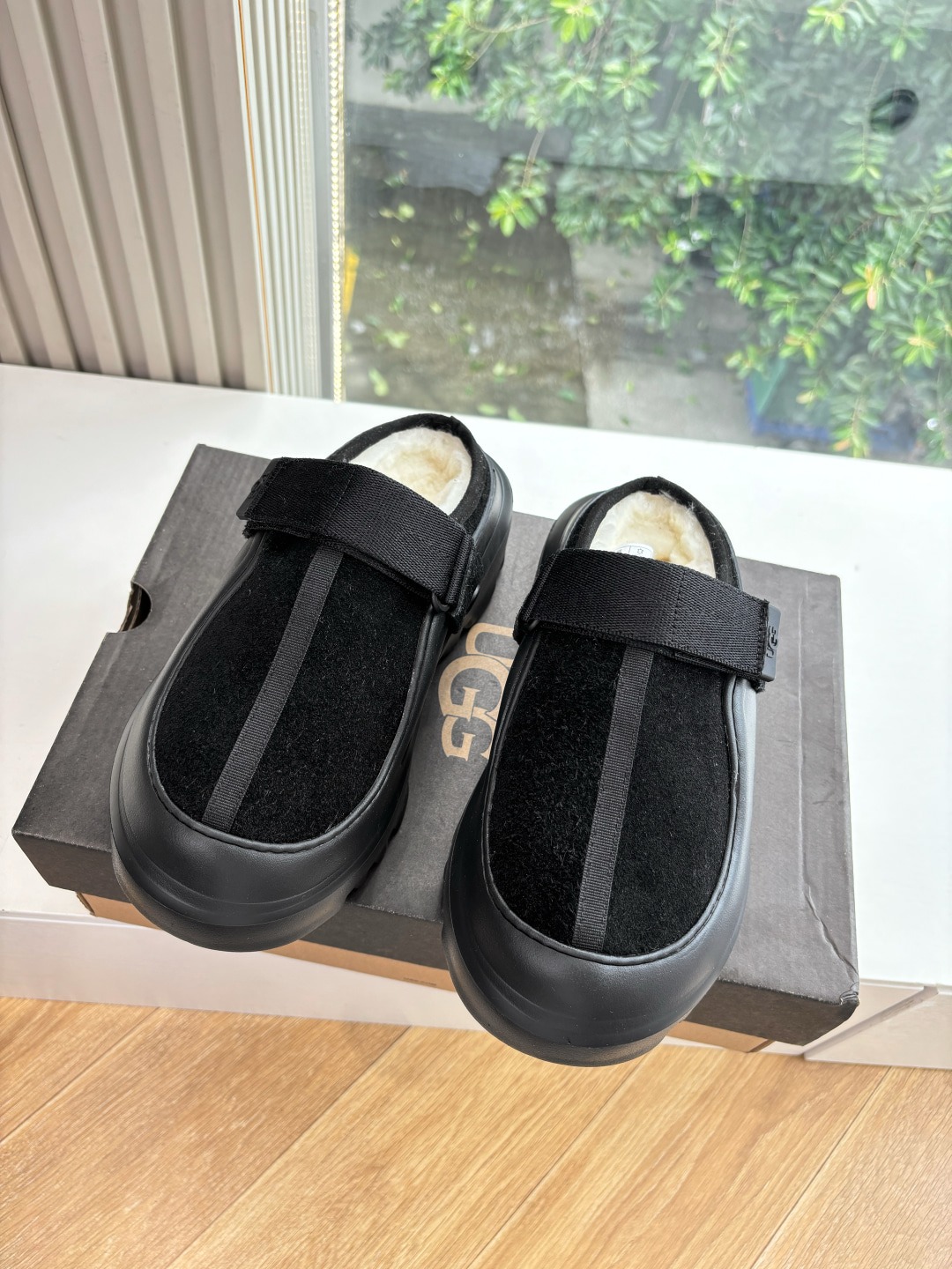 어그 신상 가죽 슬리퍼