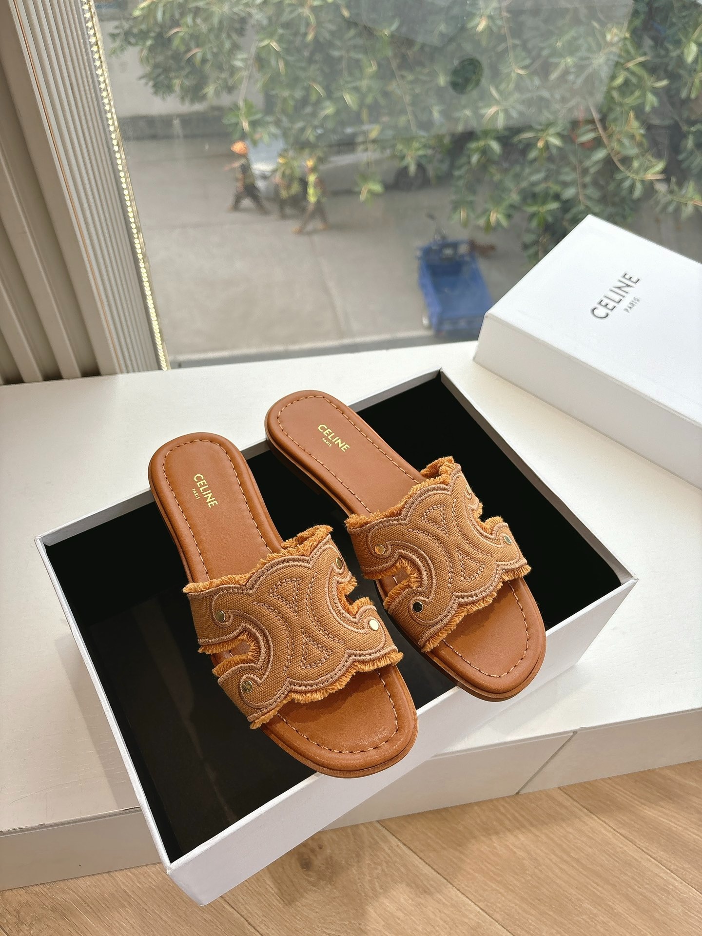 셀린느 2025 봄여름 신상 여성 플랫 슬리퍼