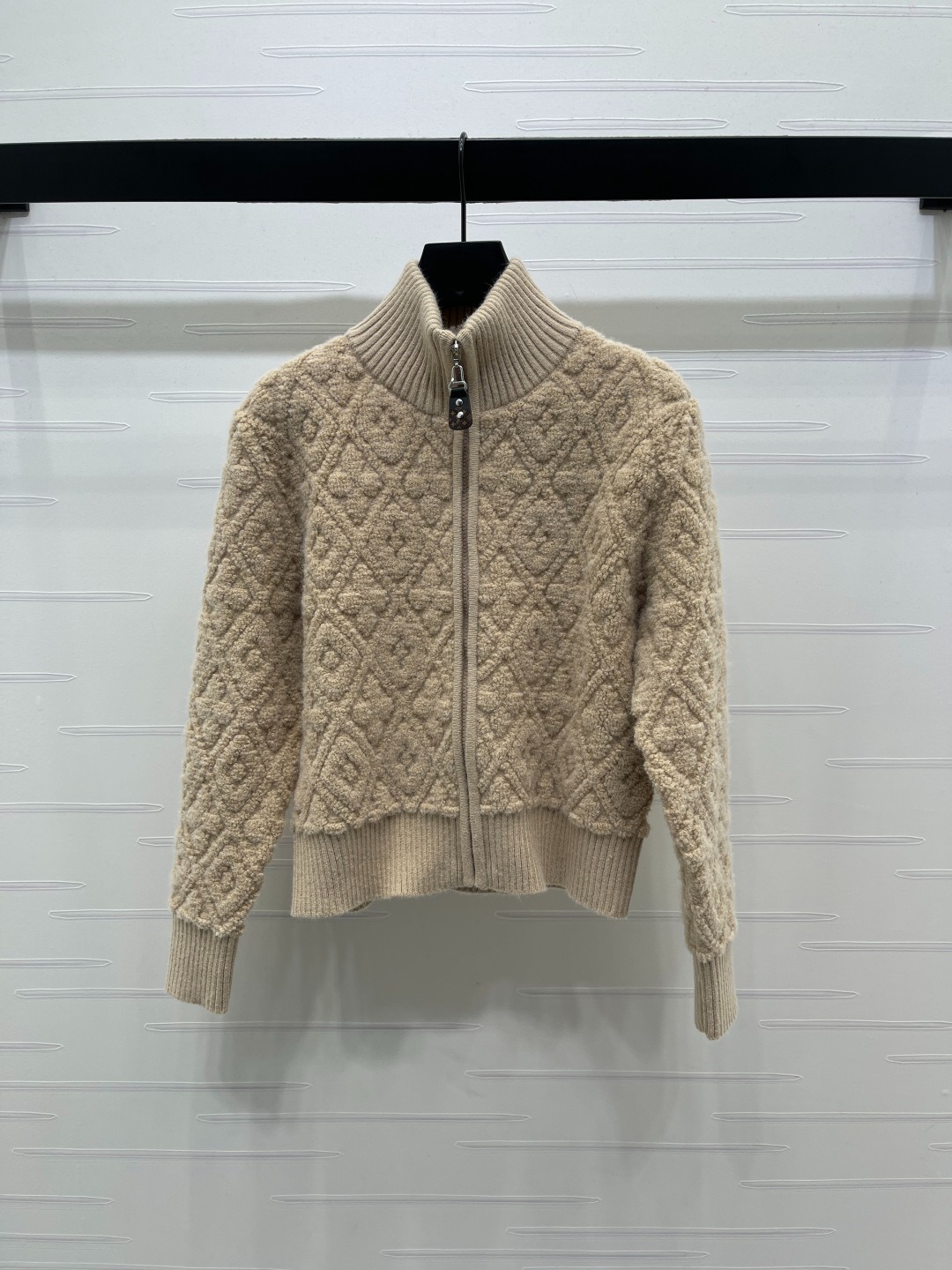 루이비통 25년 신상 퀼팅 니트 카디건