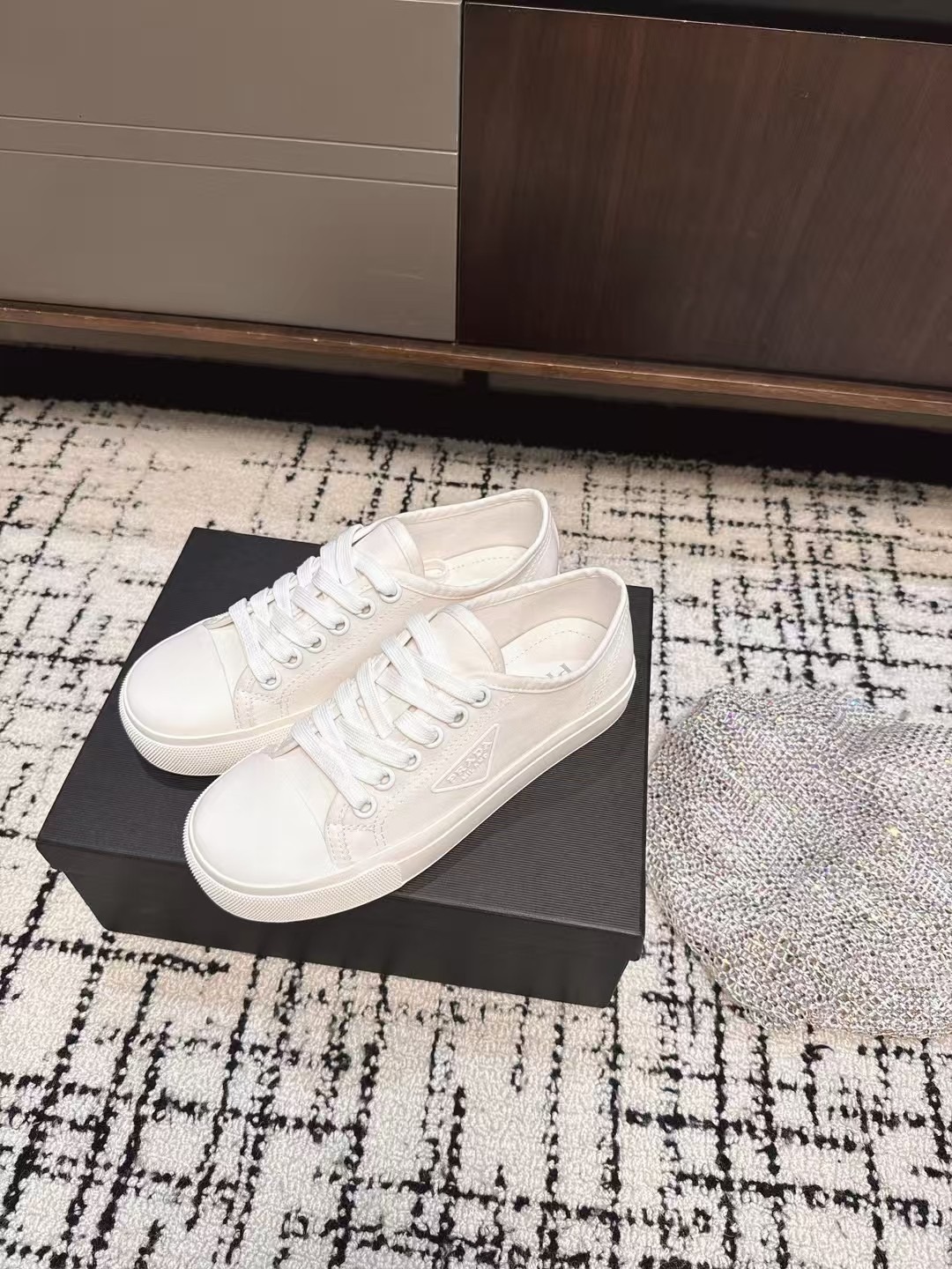 프라다 25ss 가을겨울 통굽 스니커즈