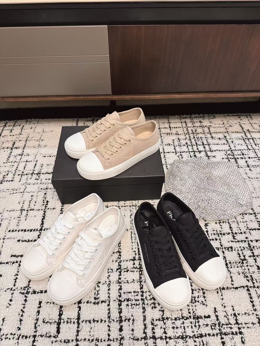 프라다 25ss 가을겨울 통굽 스니커즈