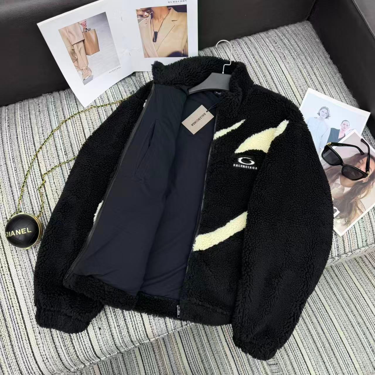 발렌시아가 신상 하이넥 스웨이드 점퍼