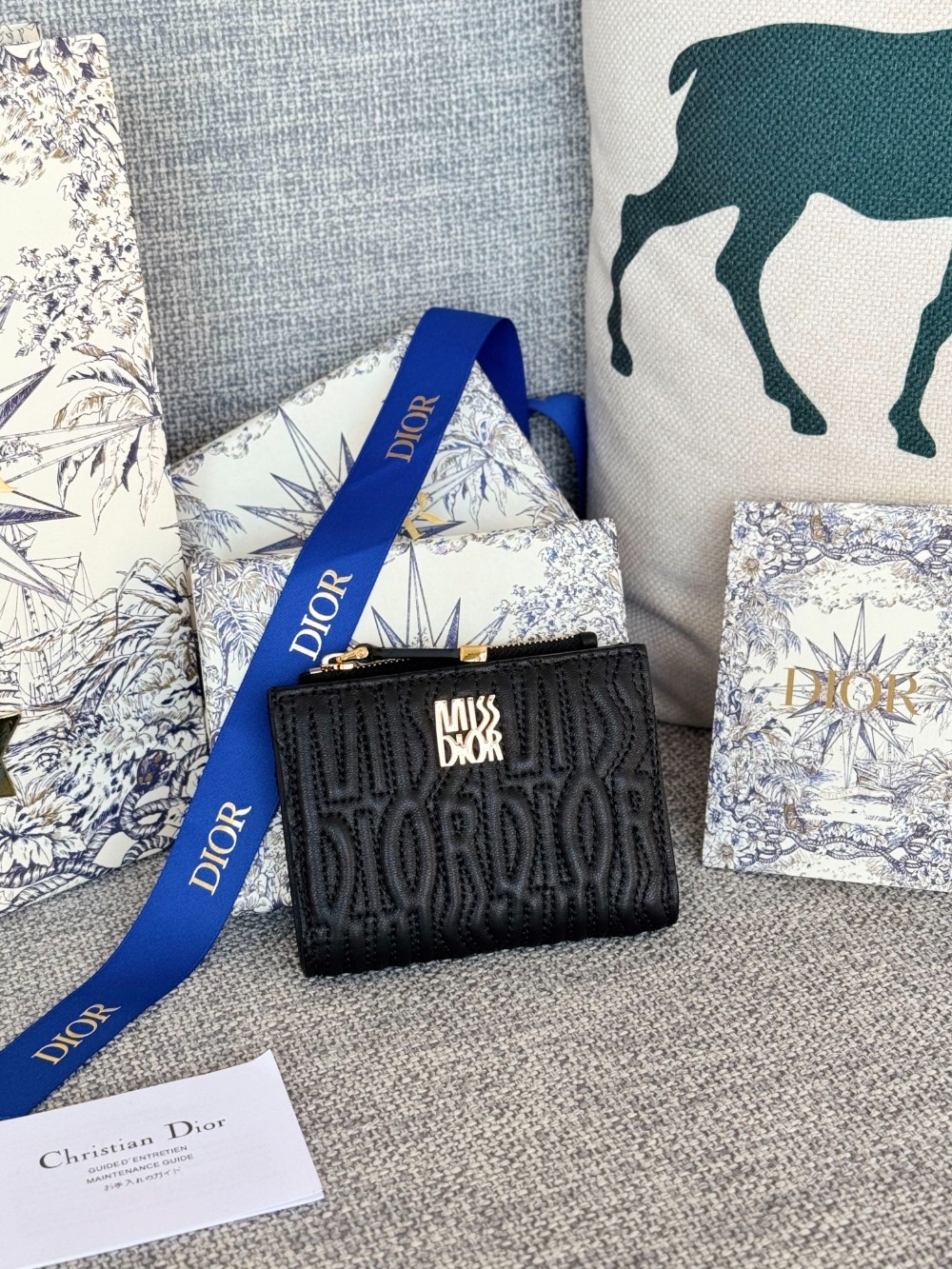 디올 Freesia 반지갑