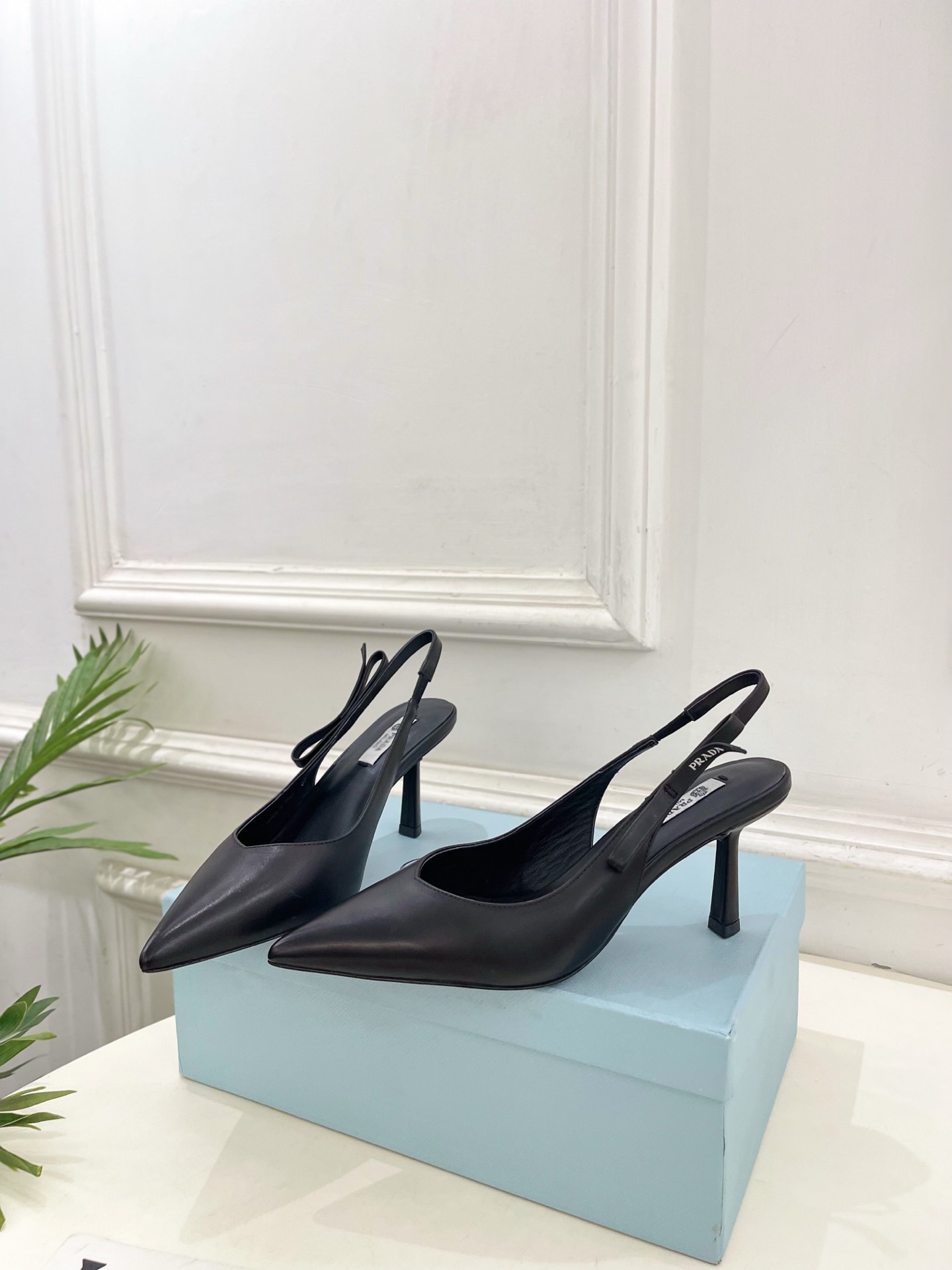 프라다 신상 스틸레토 통굽 샌들