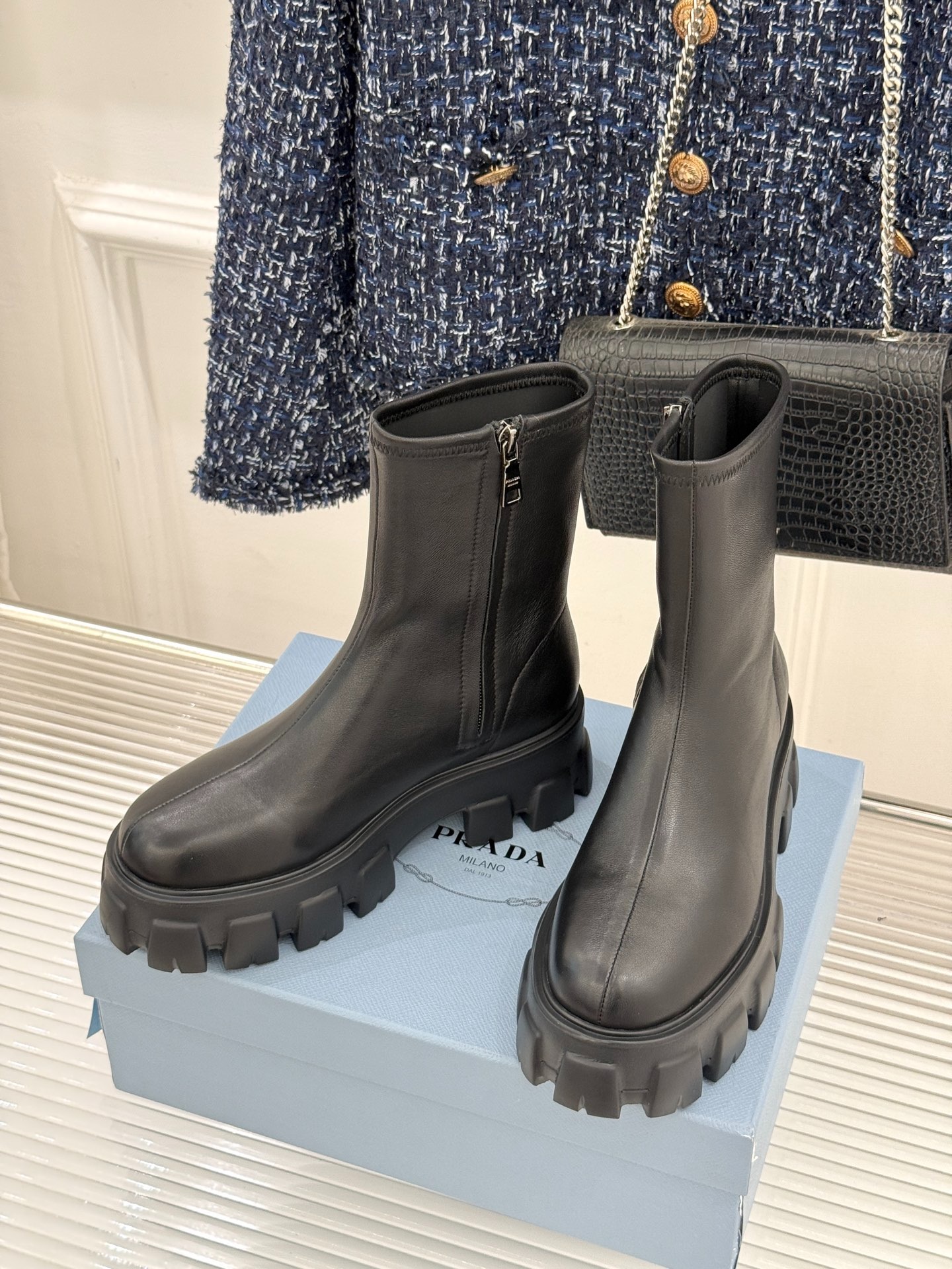 프라다 모놀리스 브러시드 가죽 첼시부츠